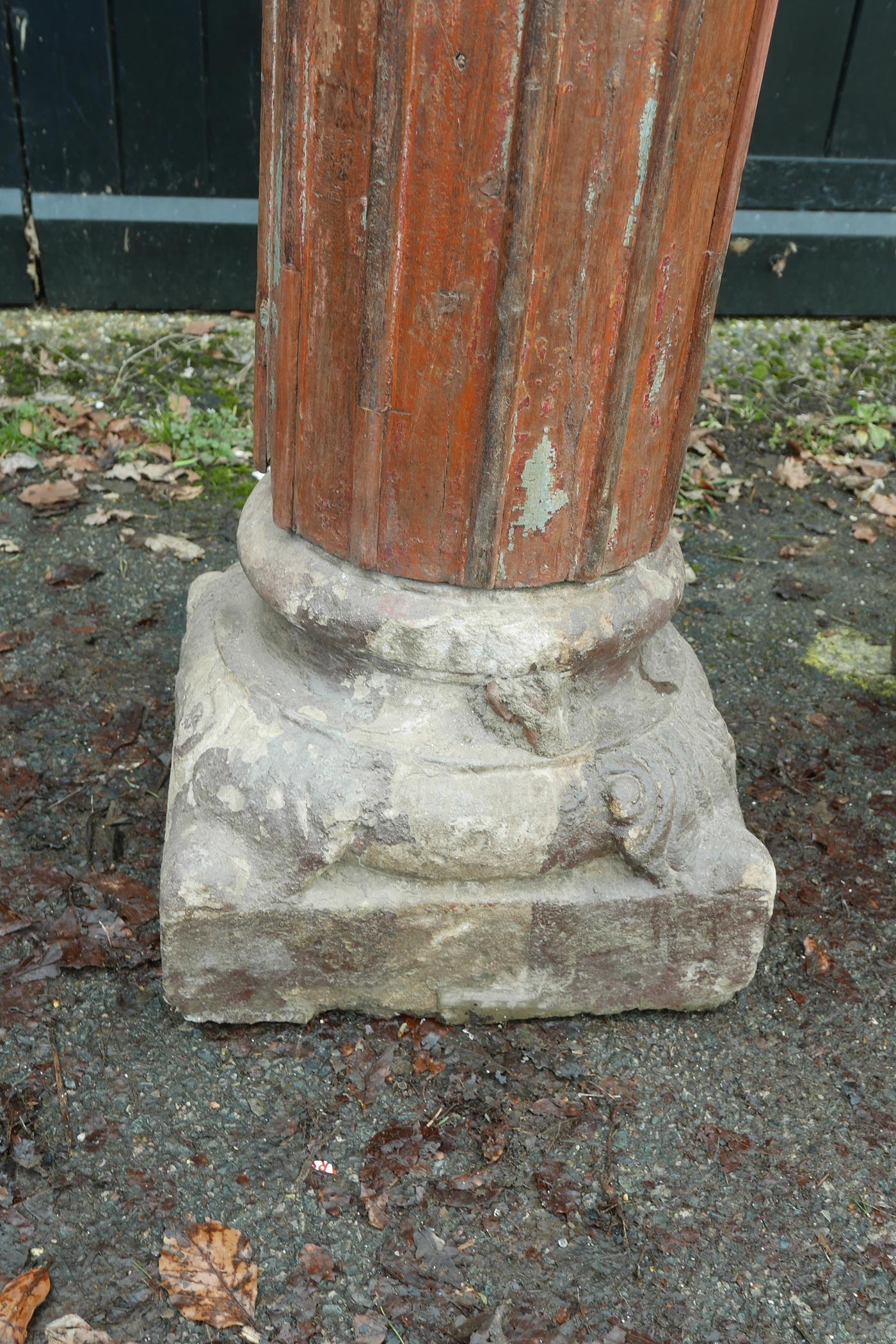 Architectural salvage: A pair of Indian carved and painted teak reeded columns, with carved - Image 5 of 8