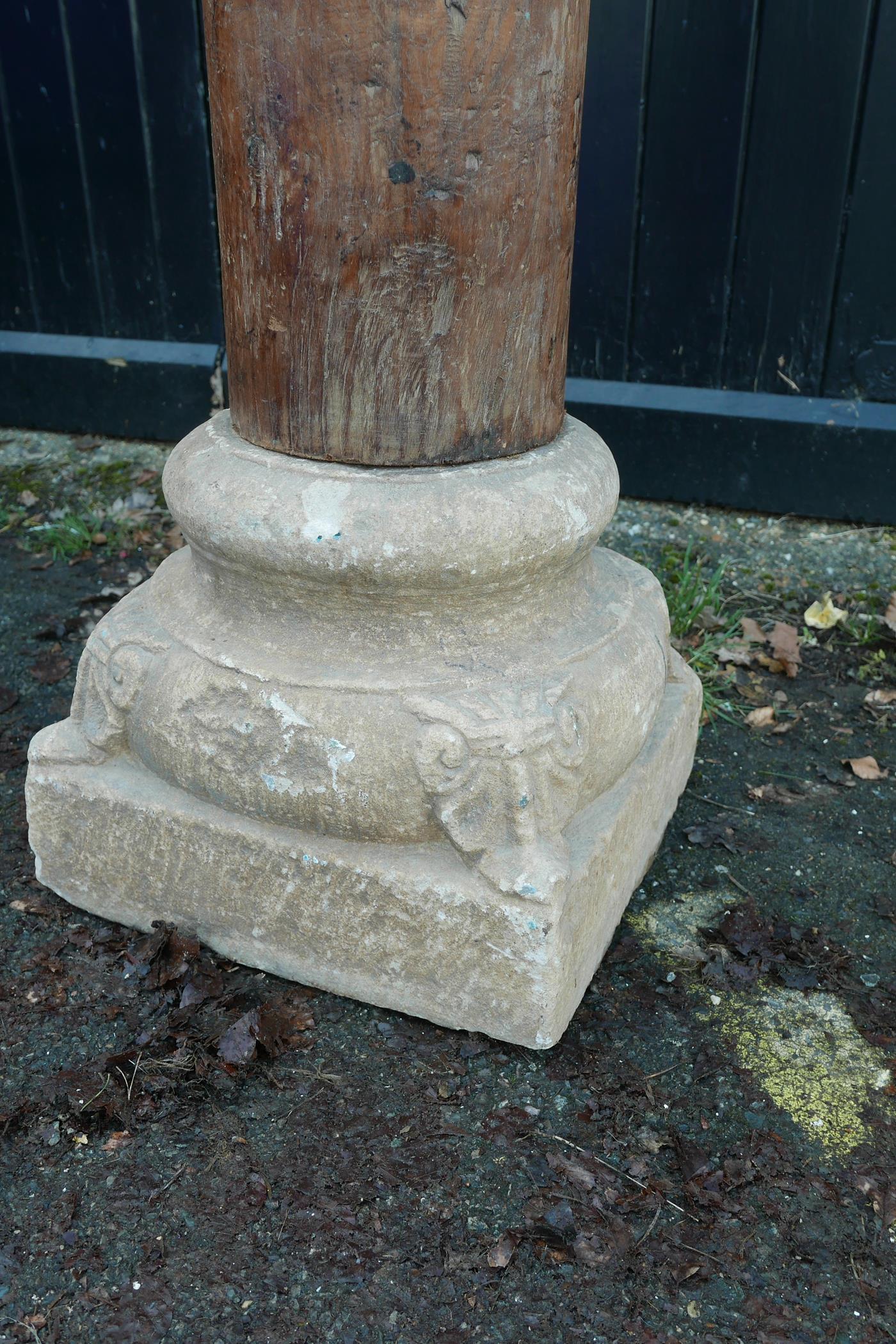 Architectural salvage: A pair of Indian teak columns with carved capitals, mounted on carved stone - Image 4 of 4