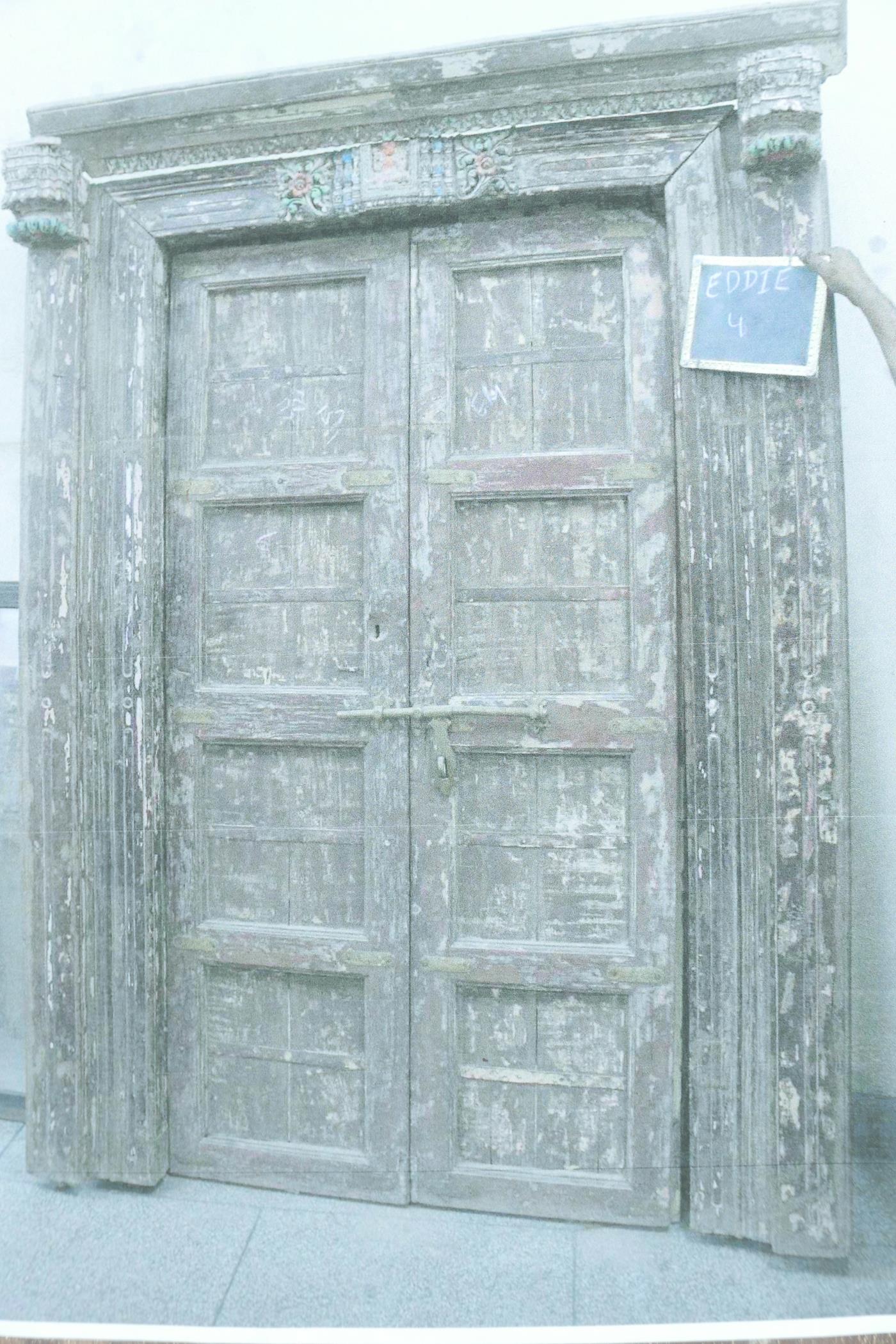 Architectural salvage: A pair of Indian teak storm doors and frame, with carved details, each door - Image 4 of 6