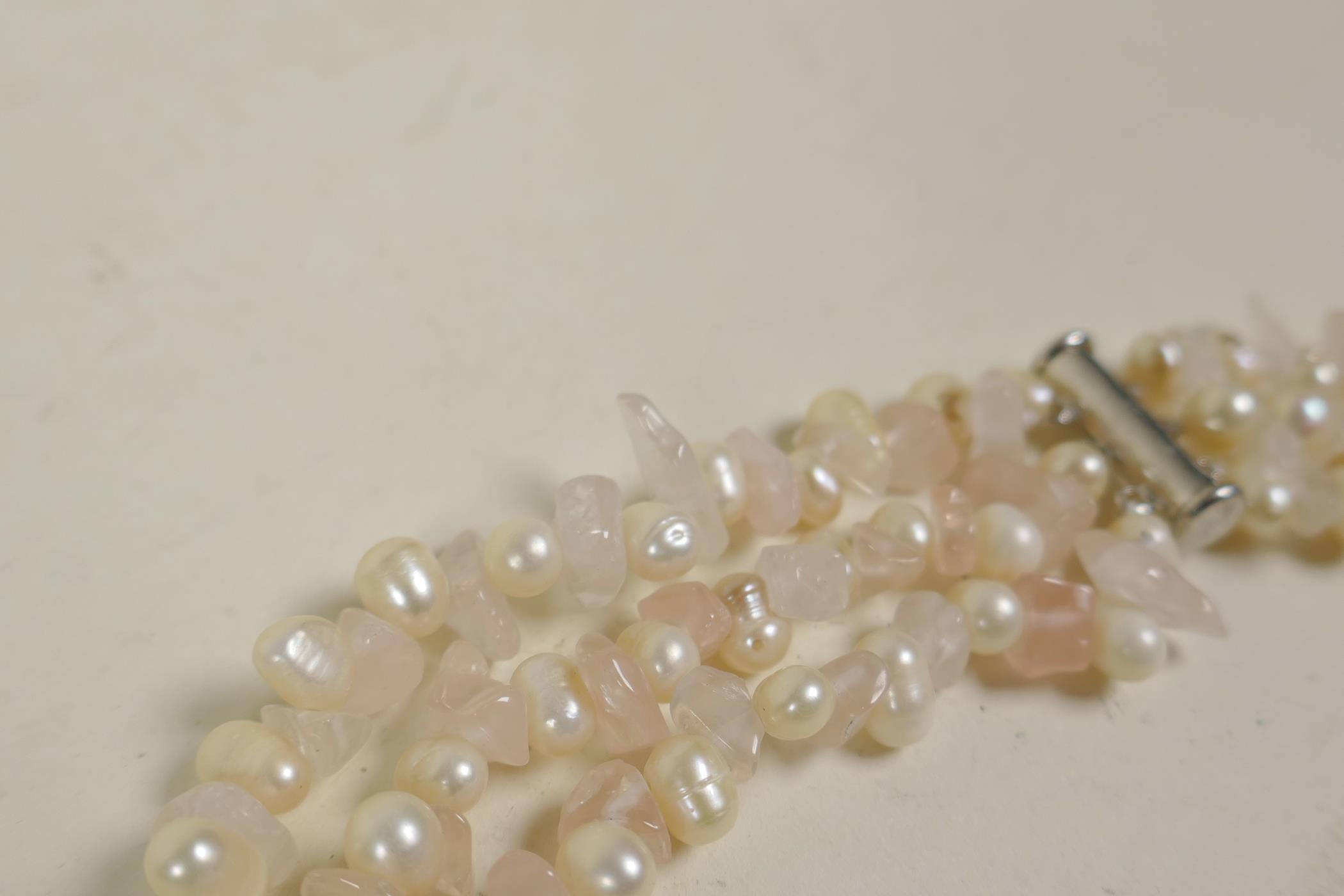 A freshwater pearl and rose quartz triple strand necklace, 18" long - Image 3 of 3