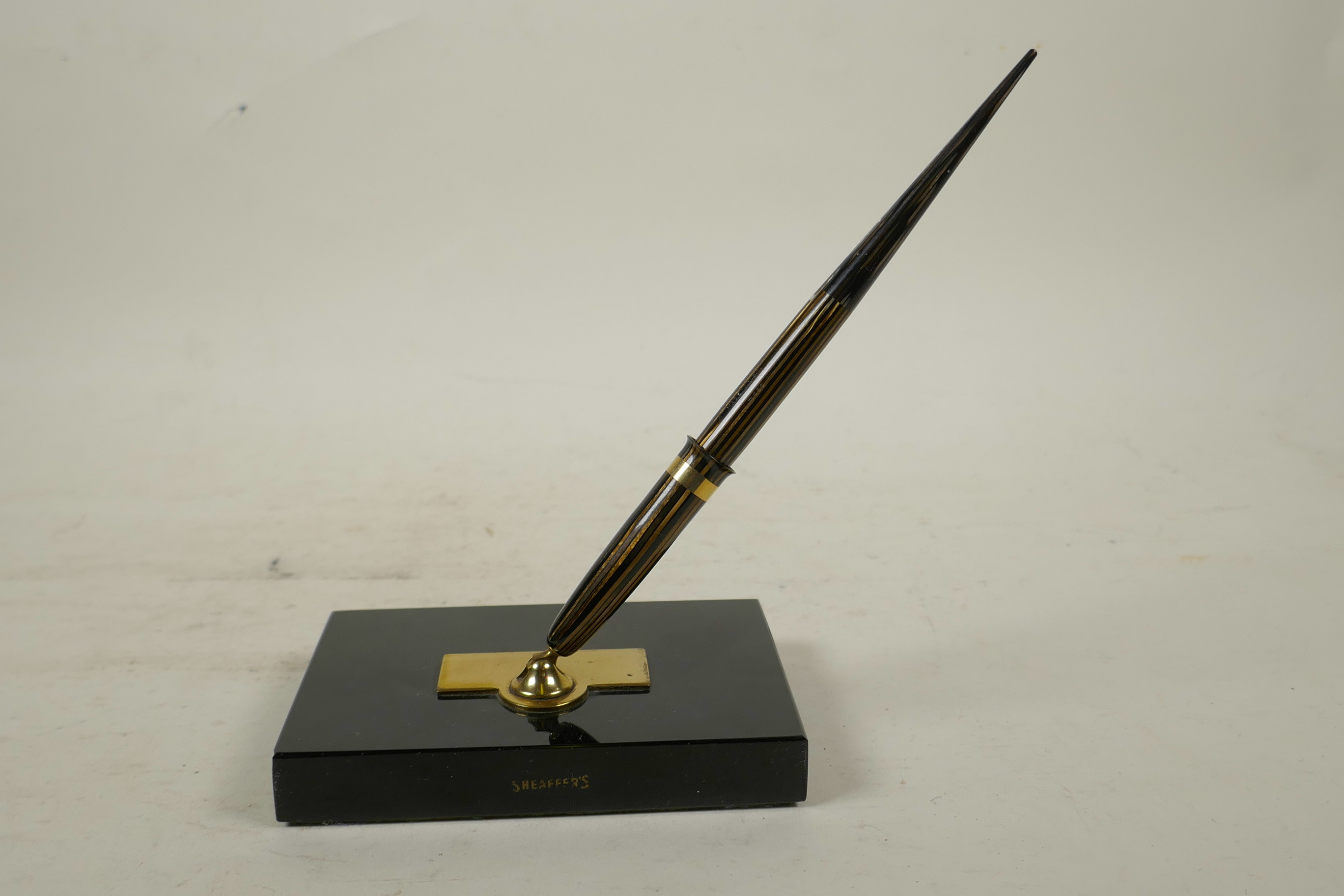 A Sheaffer Black Onyx desk stand with a matching fountain pen and ballpoint, the fountain pen with a