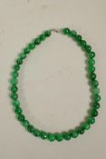 A mottled green hardstone beaded necklace, 17½" long