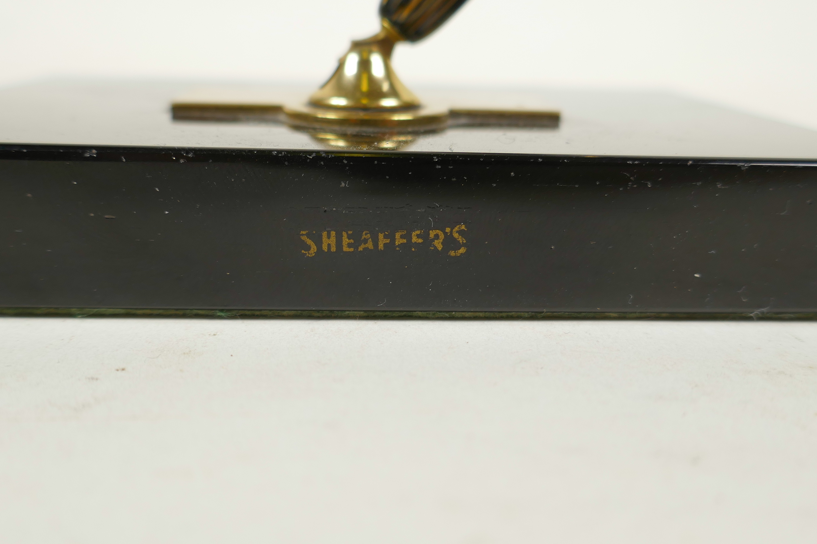 A Sheaffer Black Onyx desk stand with a matching fountain pen and ballpoint, the fountain pen with a - Image 2 of 4