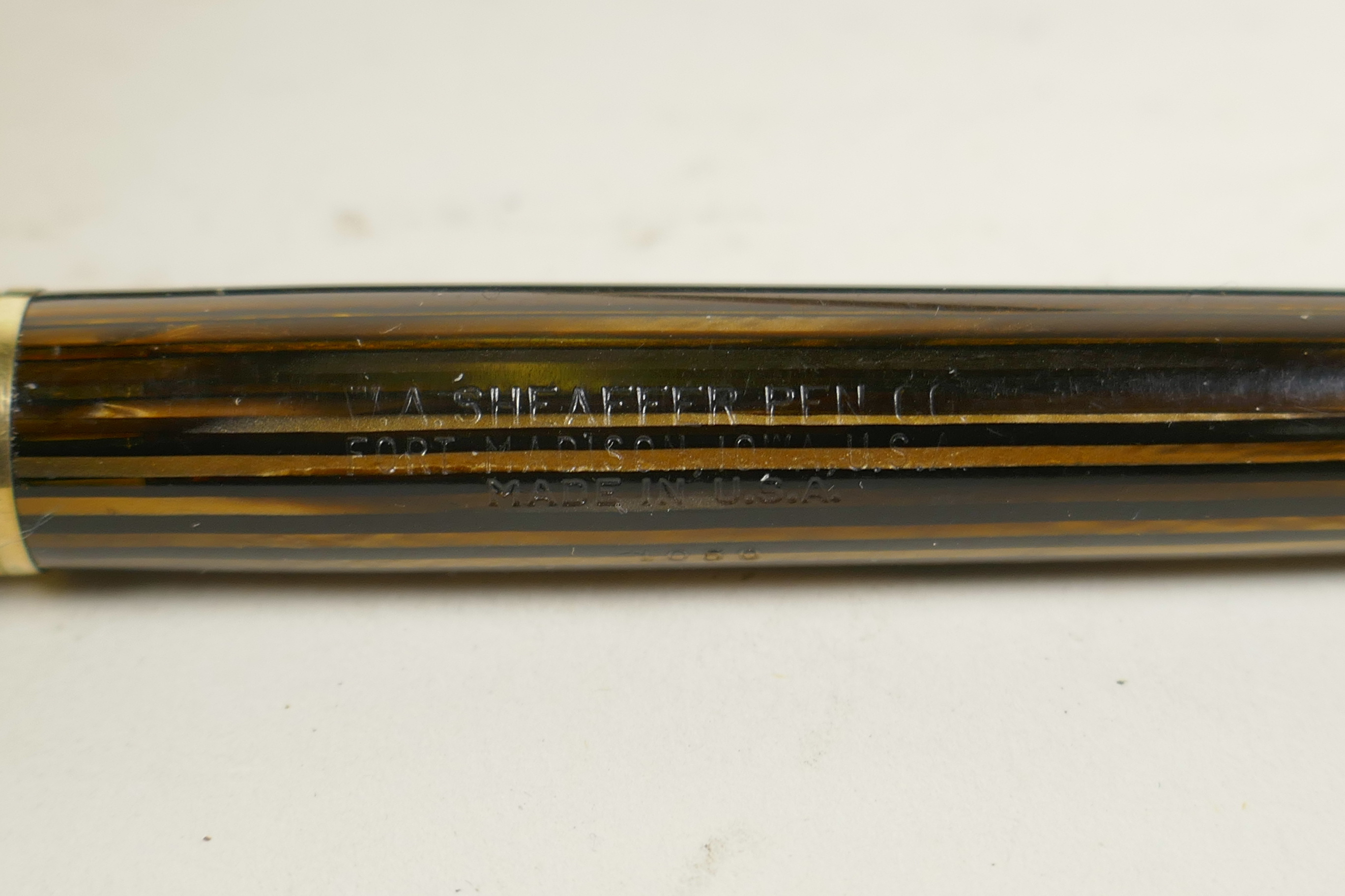 A Sheaffer Black Onyx desk stand with a matching fountain pen and ballpoint, the fountain pen with a - Image 3 of 4