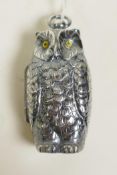 A novelty silver plated sovereign case in the form of an owl, 2½"