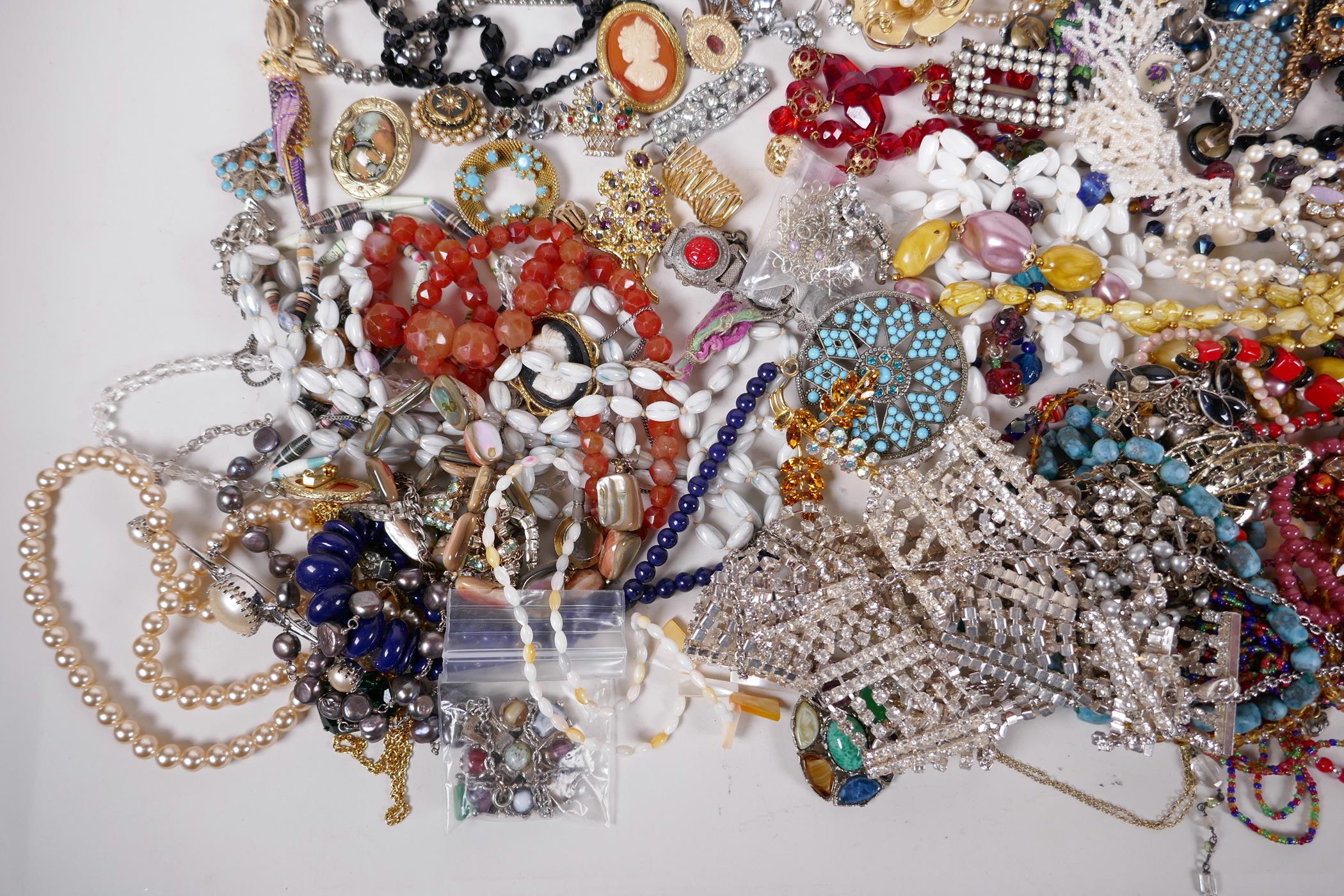 A box of good quality vintage costume jewellery - Image 7 of 8