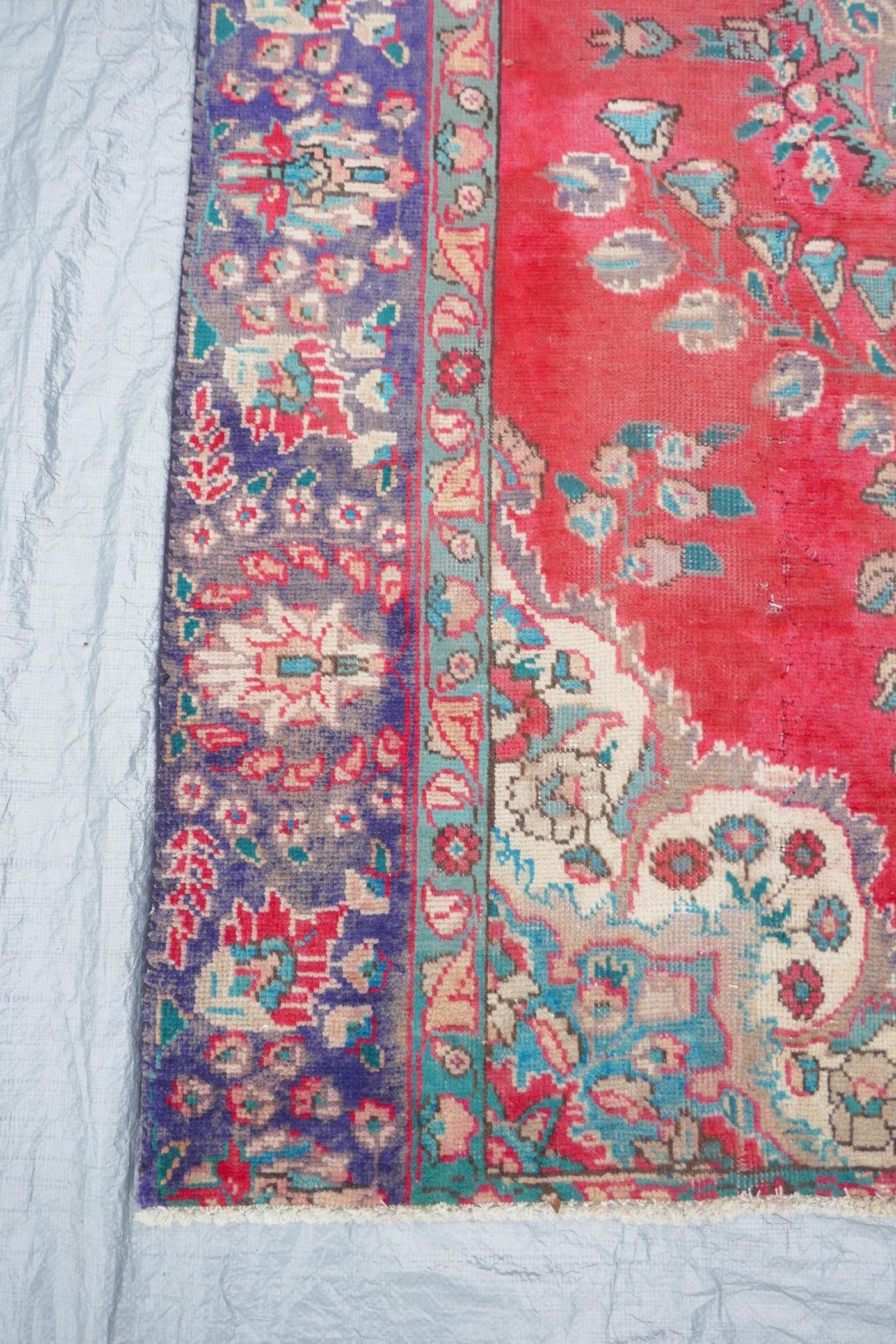 A vintage Iranian carpet from the Tabriz region, with a floral medallion design on a red field - Image 3 of 5