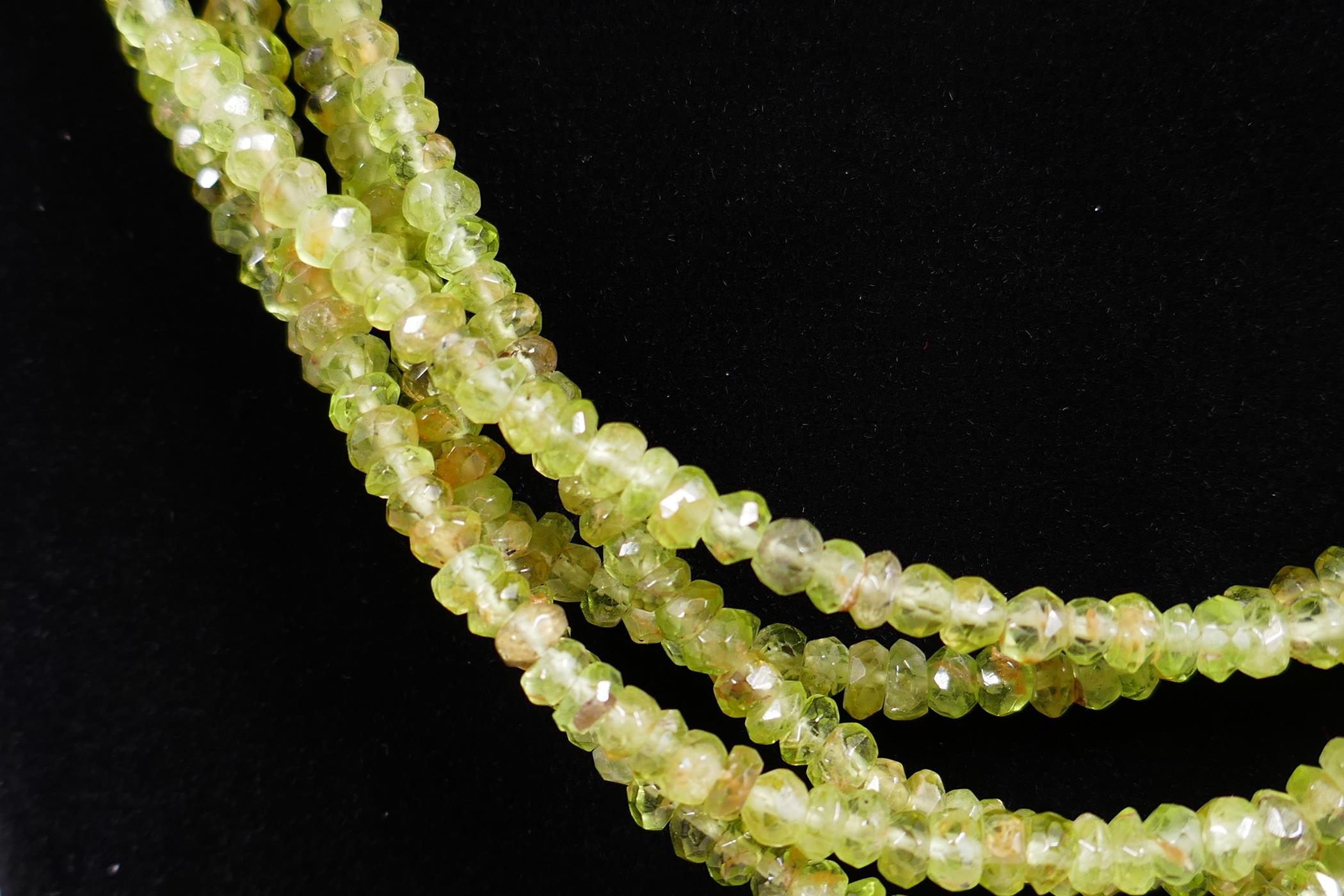 A four row green peridot gemstone necklace, with adjustable silver clasp, 18" long - Image 5 of 8