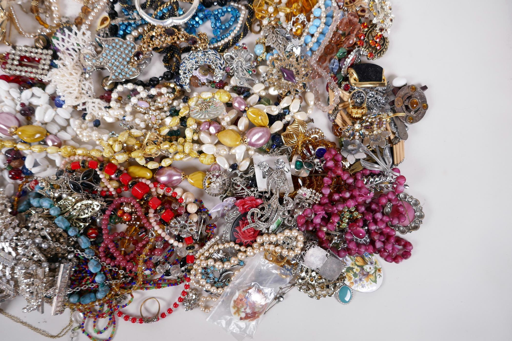 A box of good quality vintage costume jewellery - Image 5 of 8