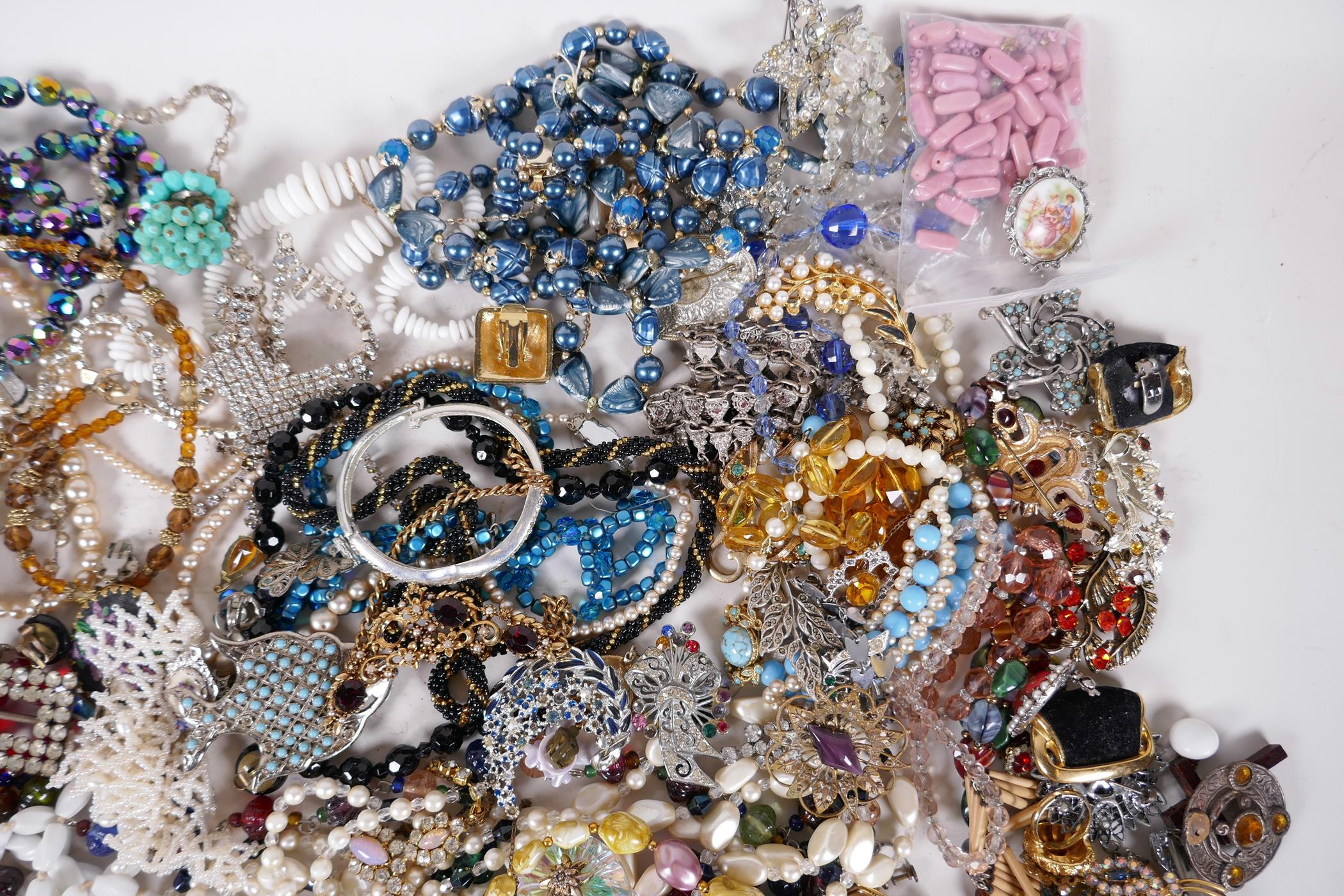 A box of good quality vintage costume jewellery - Image 4 of 8