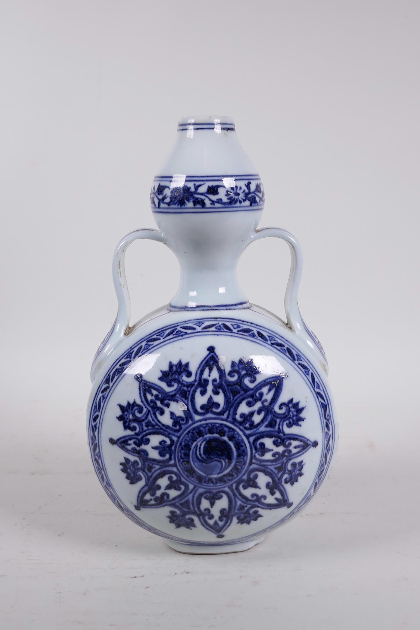 A Chinese blue and white porcelain garlic head shaped flask with two handles and Yin Yang - Image 3 of 6