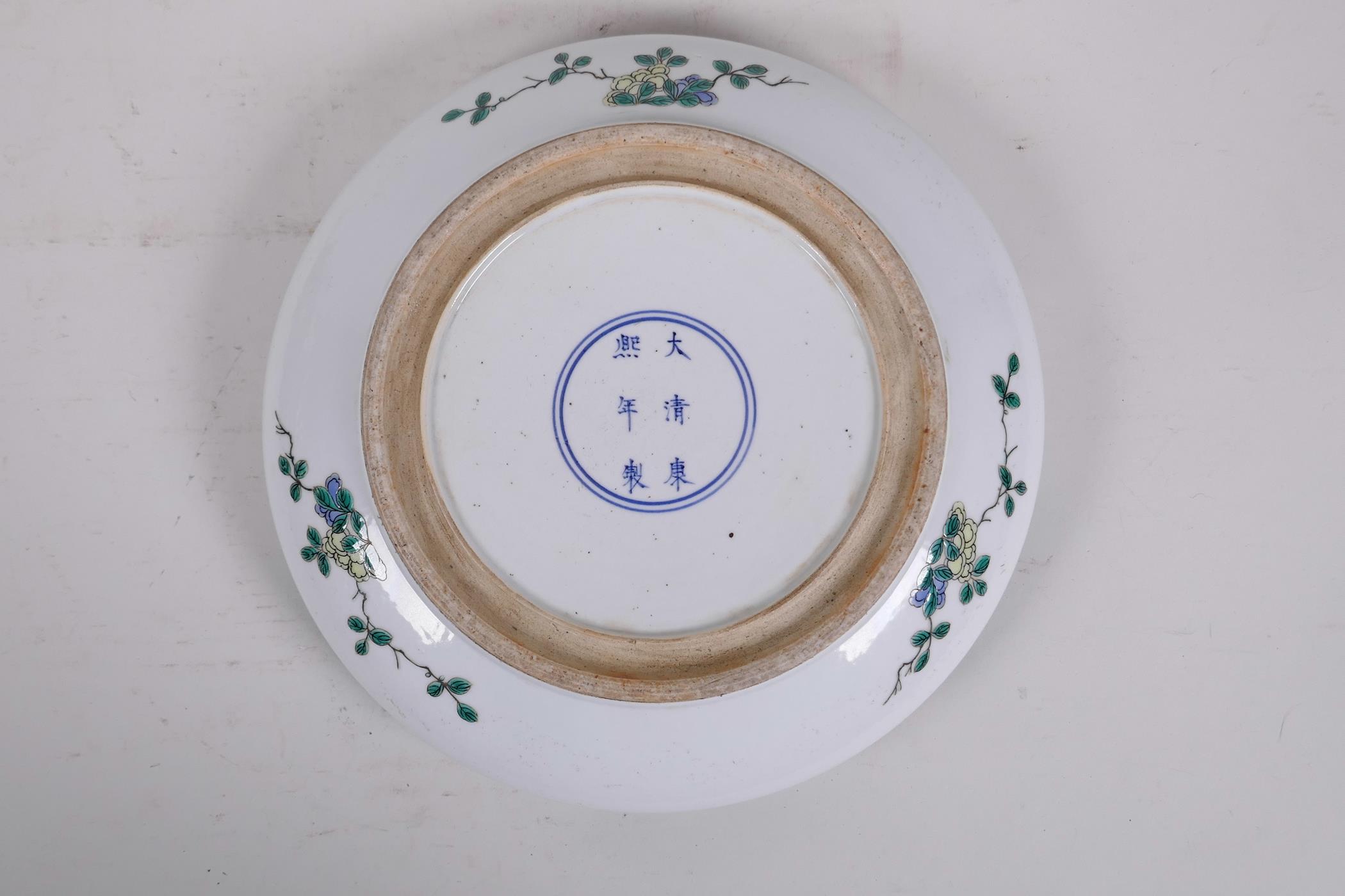 A Chinese famille verte porcelain dish with a rolled rim, decorated with figures standing in front - Image 3 of 4