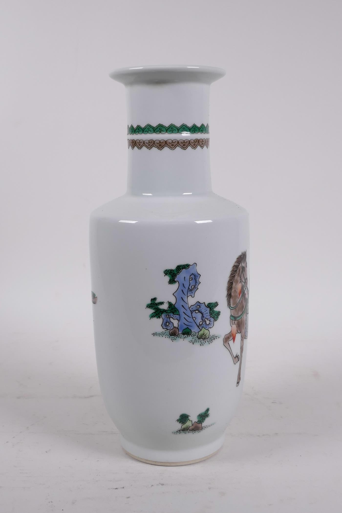 A Chinese famille verte porcelain Rouleau vase decorated with warriors in a landscape, 6 character - Image 4 of 5