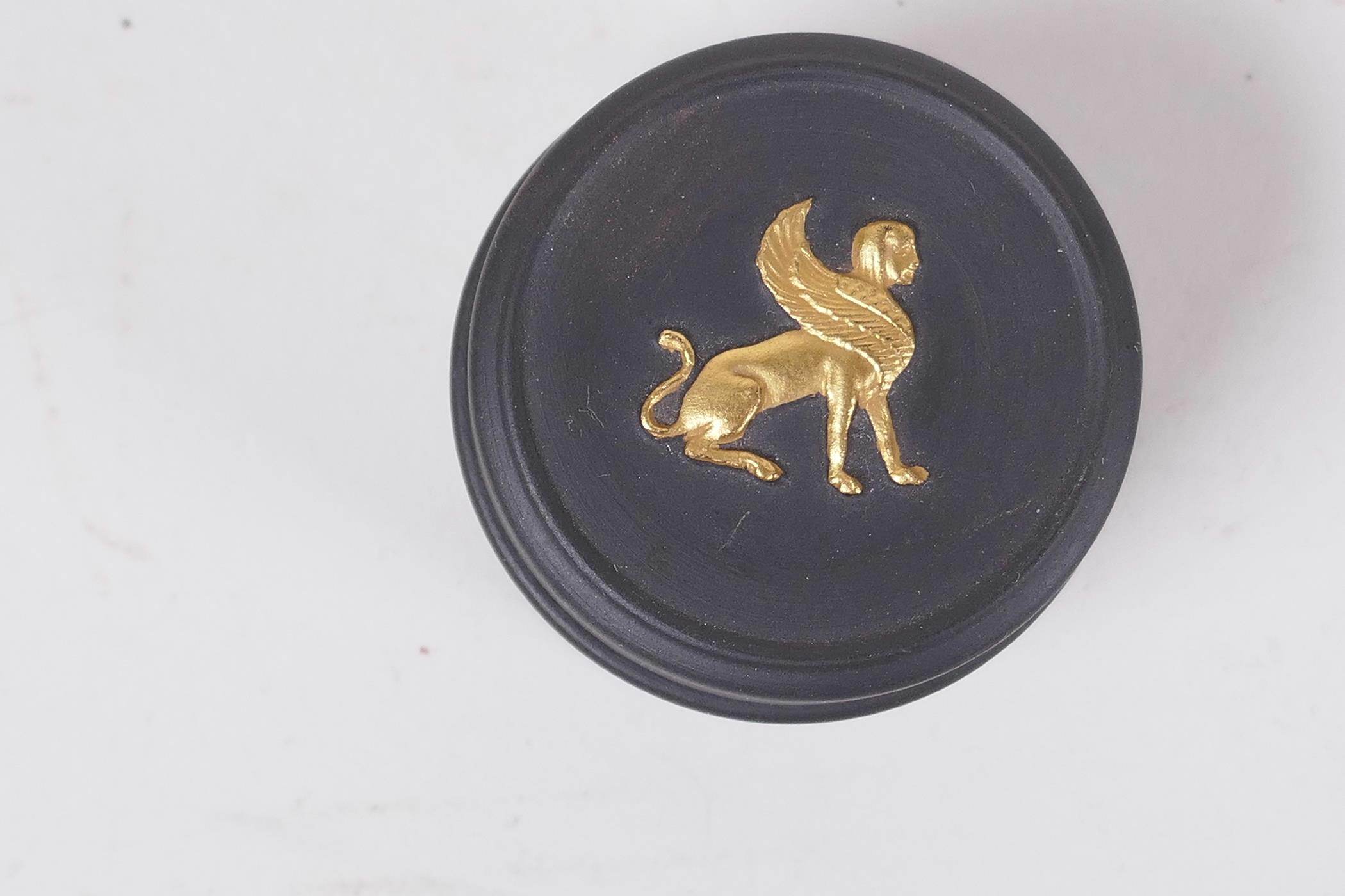 A Wedgwood basalt-ware famille verte pill box, the cover with raised gilded griffin, 1¼" high - Image 2 of 3