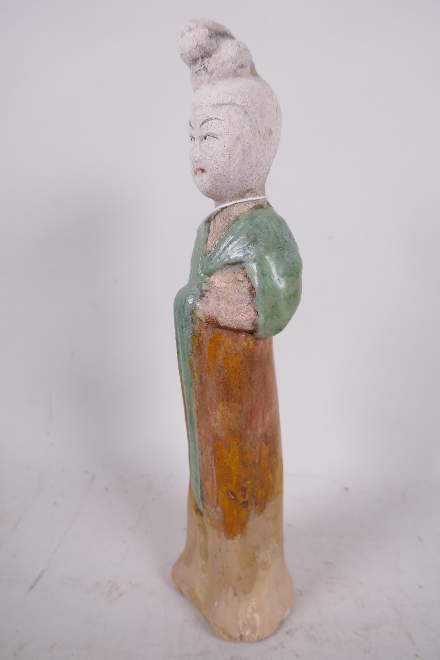 A Chinese Tang dynasty (618-907AD) terracotta figure of a court lady, Sancai glazed in original - Image 5 of 6