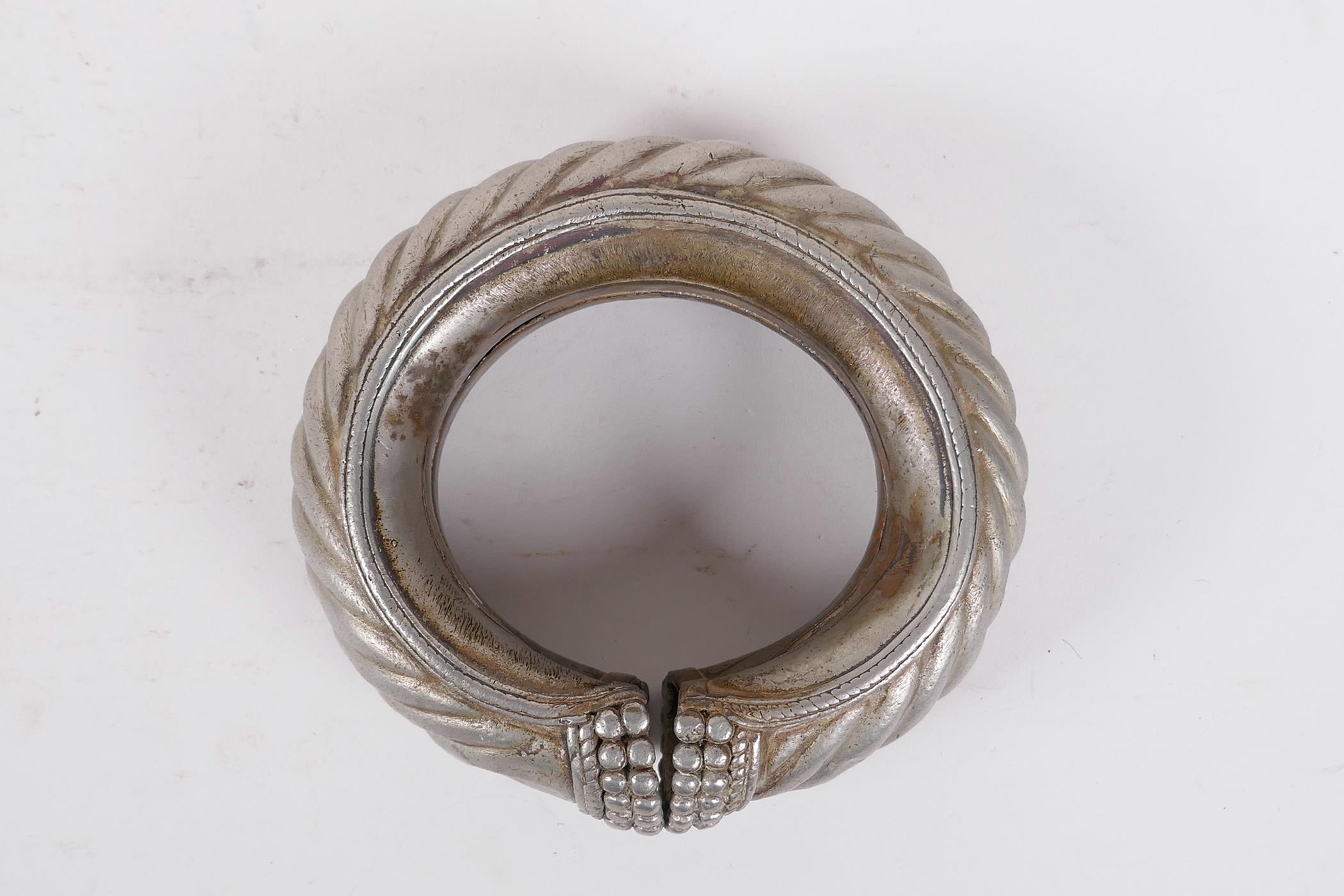 An antique Arabian/Omani silvered metal slave anklet/manilla, 5½" diameter - Image 2 of 3