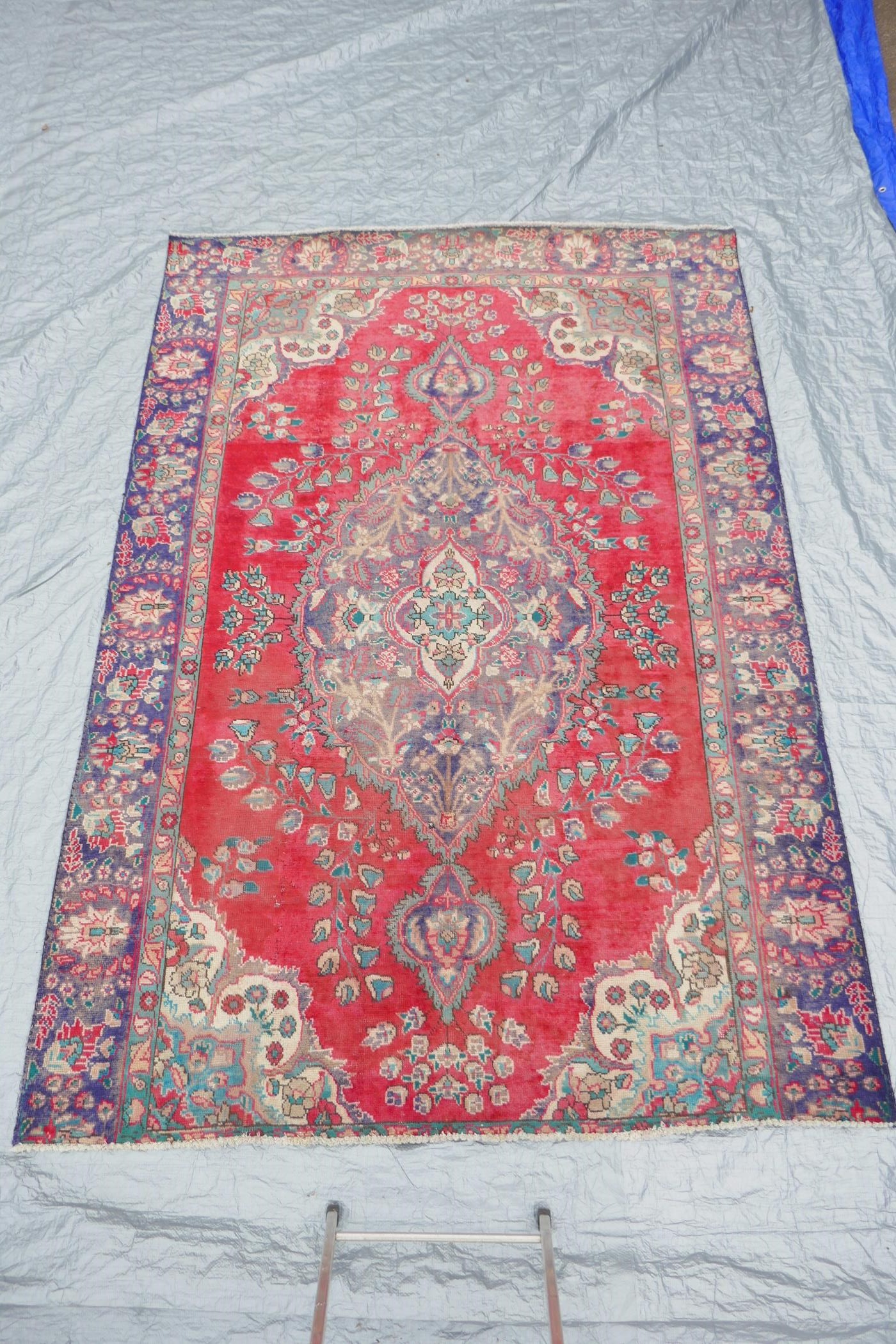 A vintage Iranian carpet from the Tabriz region, with a floral medallion design on a red field - Image 2 of 5