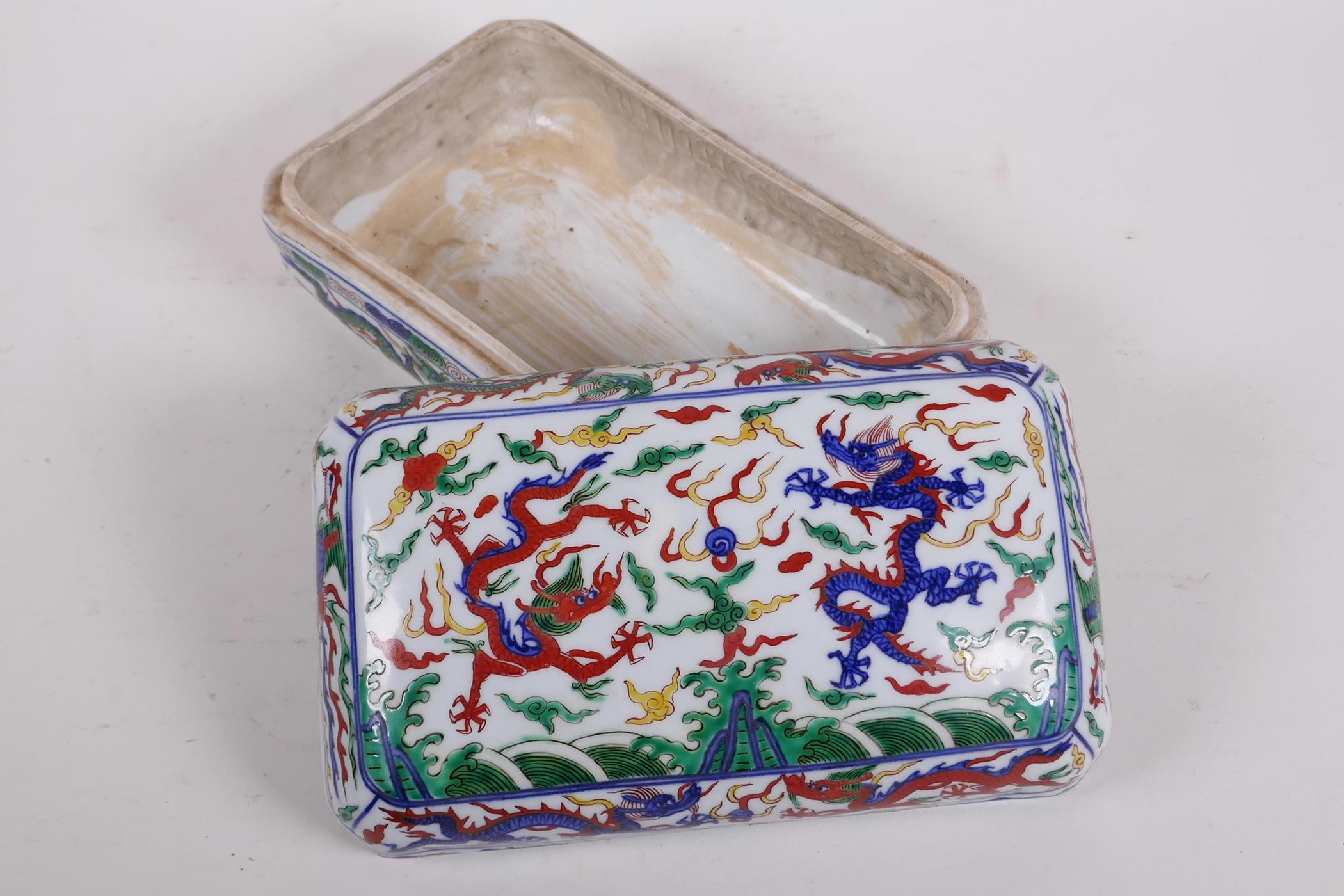 A Chinese wucai porcelain box and cover decorated with dragons and phoenix chasing the flaming - Image 3 of 4