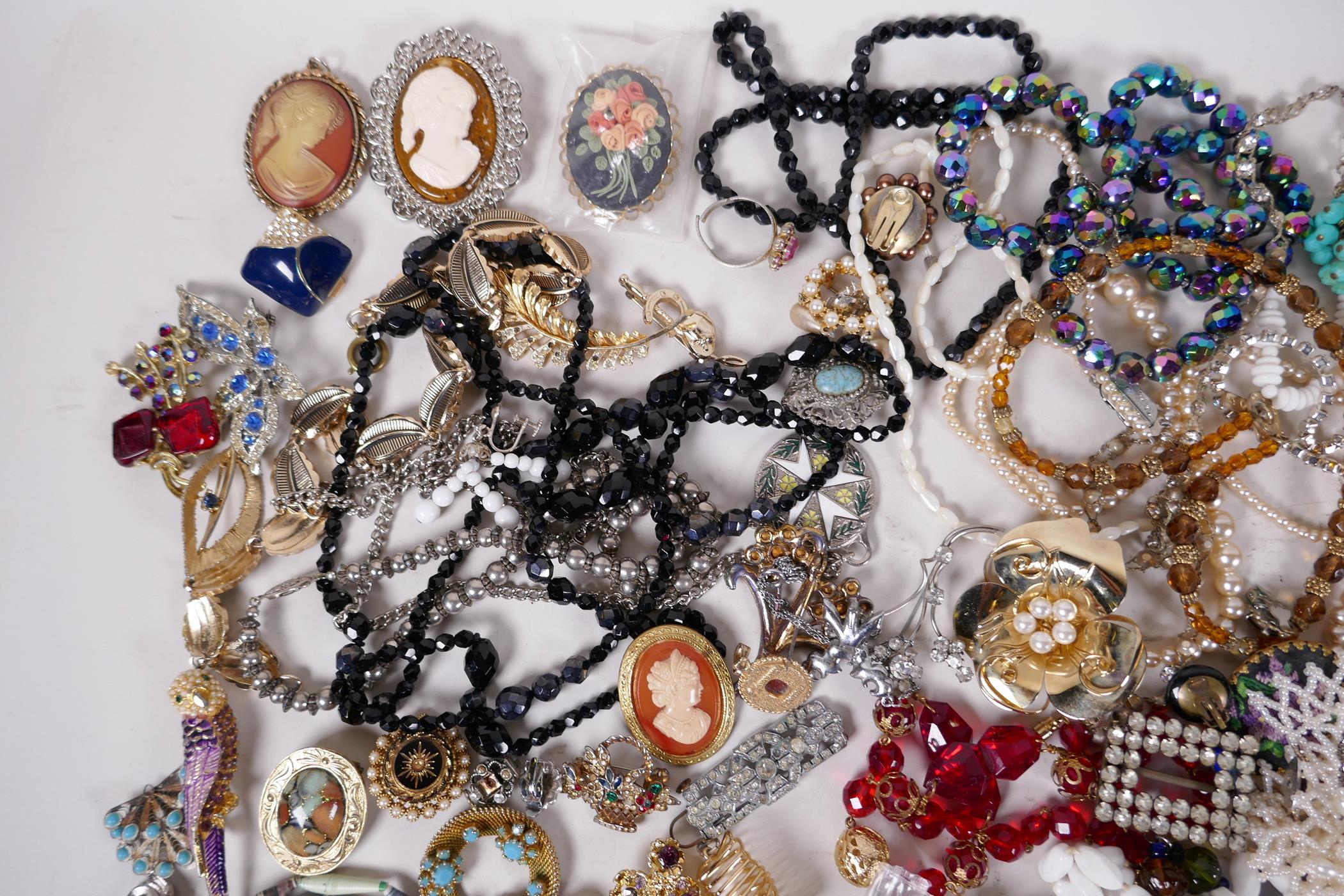 A box of good quality vintage costume jewellery - Image 2 of 8