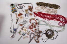 A small quantity of costume jewellery