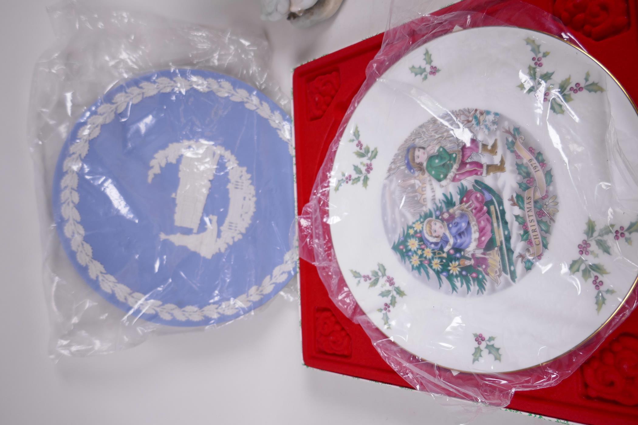 A boxed Royal Doulton 1979 Christmas plate together with a Wedgwood Jasperware plate for the same - Image 3 of 5