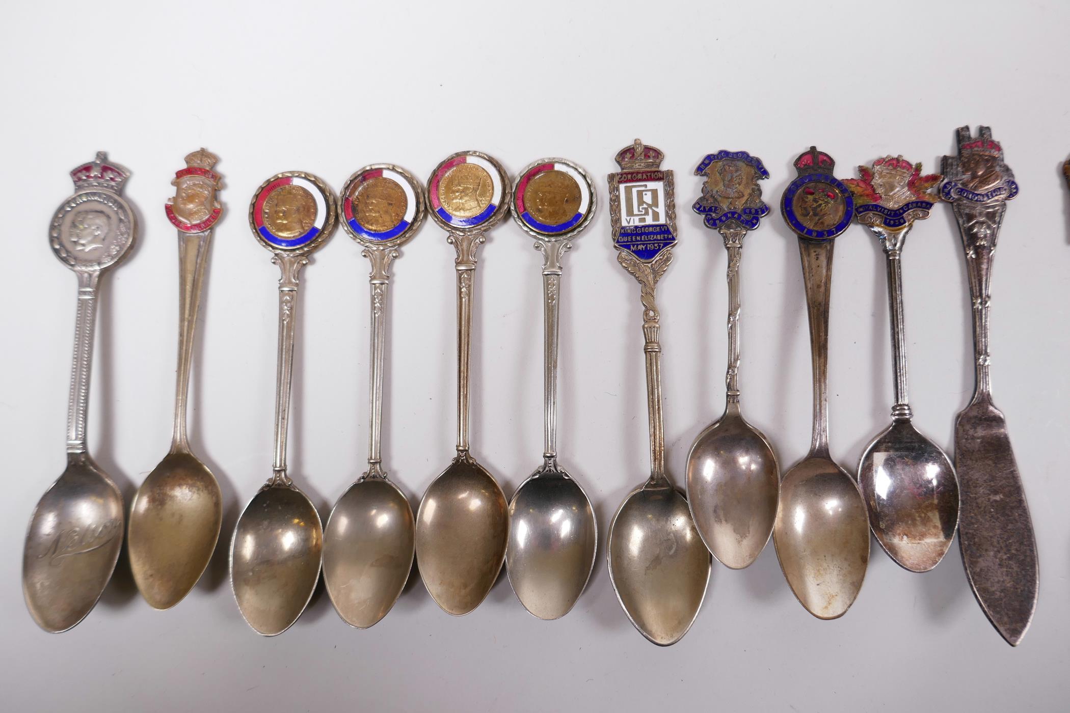 A James Walker Ltd 1937 coronation silver plated bread fork & jam spoon, enamelled teaspoons etc - Image 5 of 9