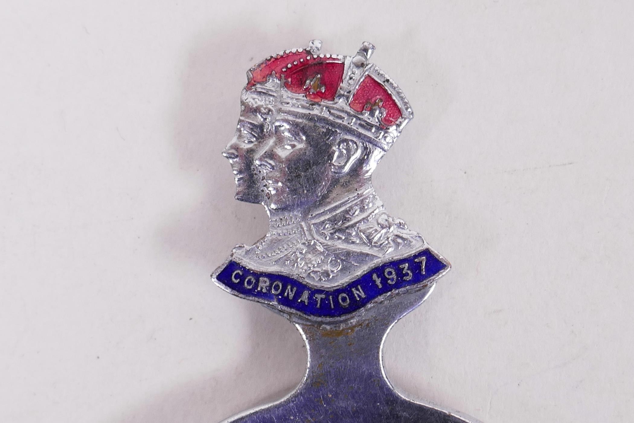 Eight commemorative 1937 coronation tea caddy spoons in silver plate, silver gilt or brass - Image 9 of 12