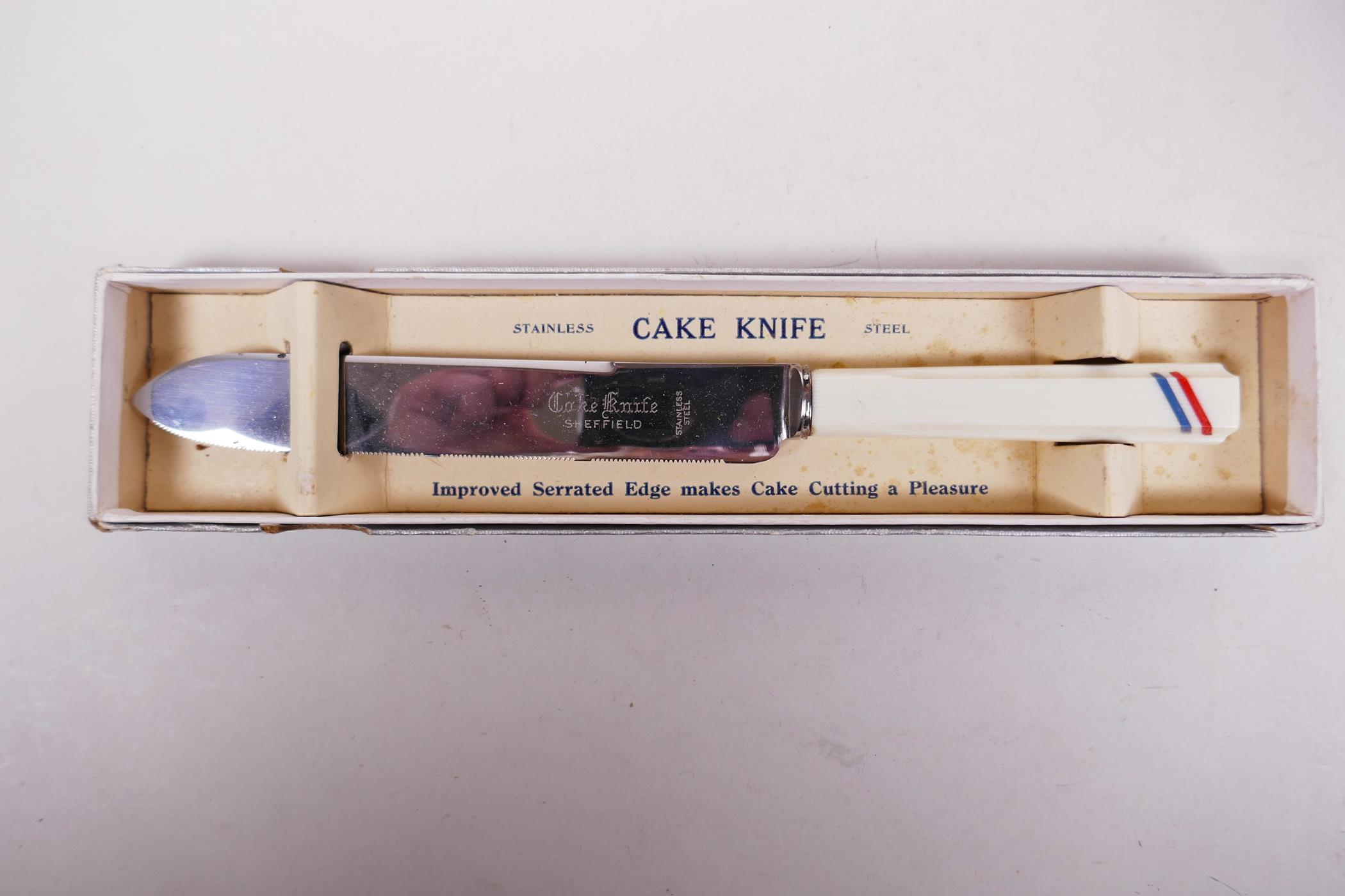 Four 1937 coronation Bakelite & stainless steel knives in their original presentation boxes - Image 2 of 6