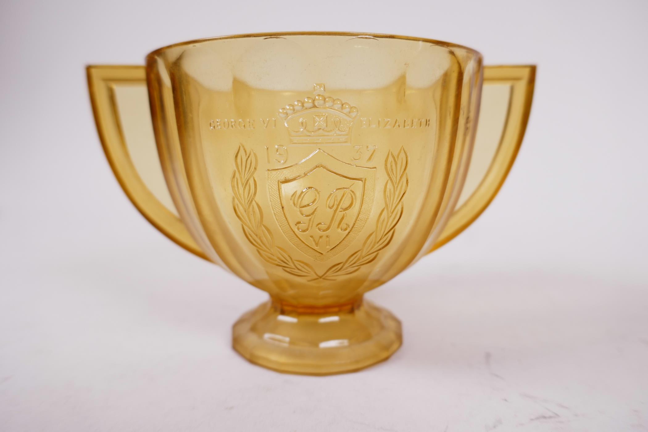 A collection of seven 1937 commemorative coronation pressed glass vessels in both clear and amber - Image 7 of 10