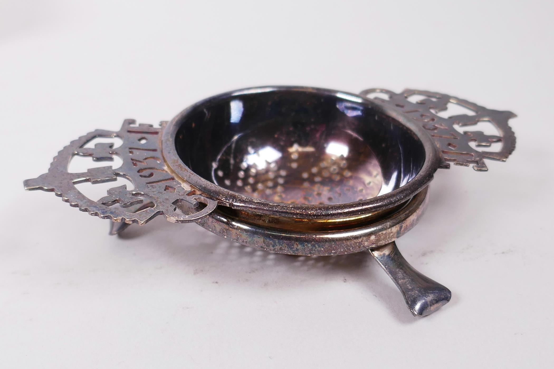 Eight commemorative 1937 coronation tea caddy spoons in silver plate, silver gilt or brass - Image 12 of 12