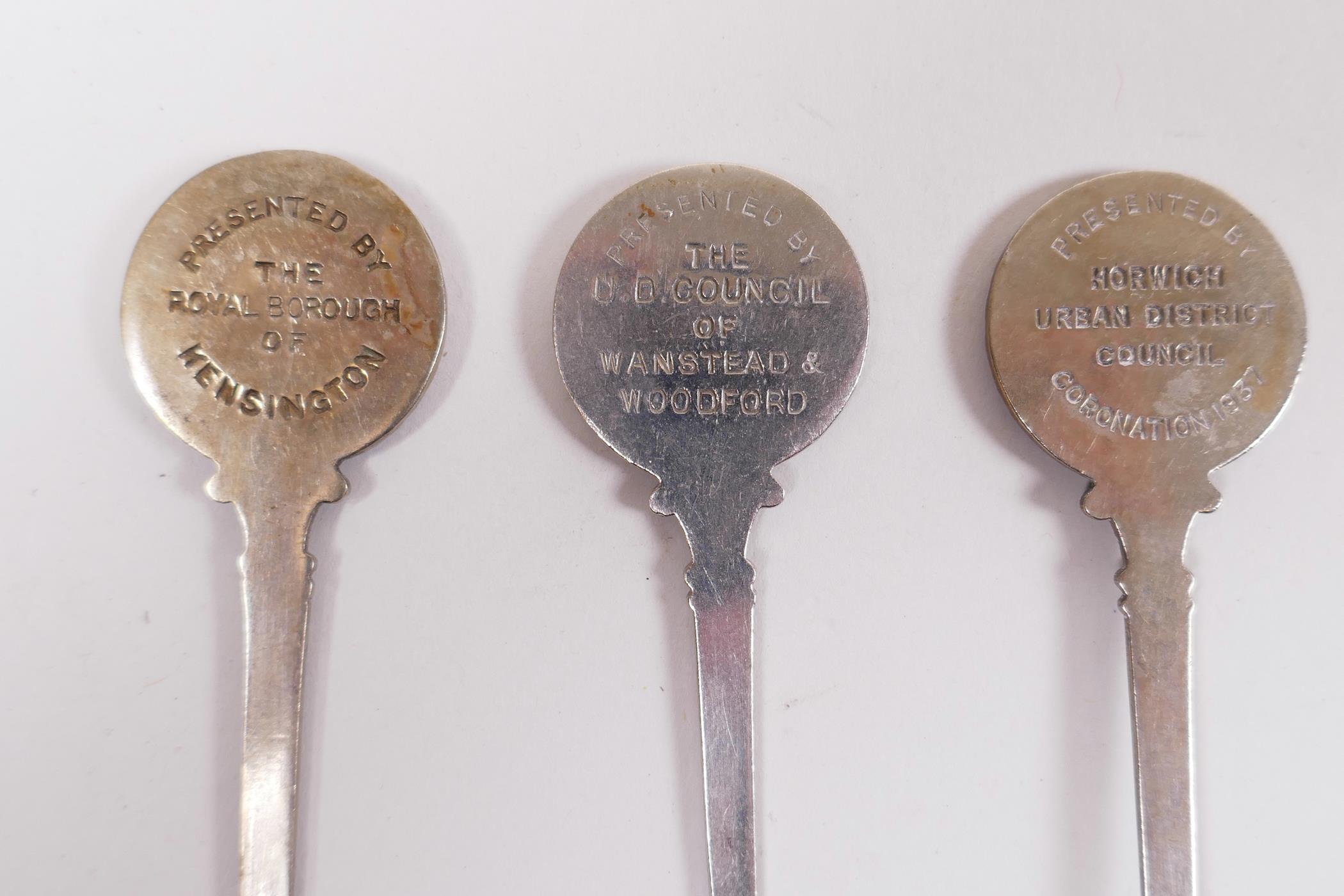 A James Walker Ltd 1937 coronation silver plated bread fork & jam spoon, enamelled teaspoons etc - Image 9 of 9