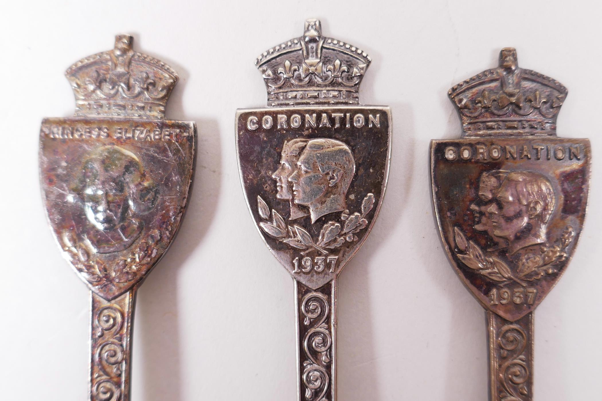 A James Walker Ltd 1937 coronation silver plated bread fork & jam spoon, enamelled teaspoons etc - Image 8 of 9