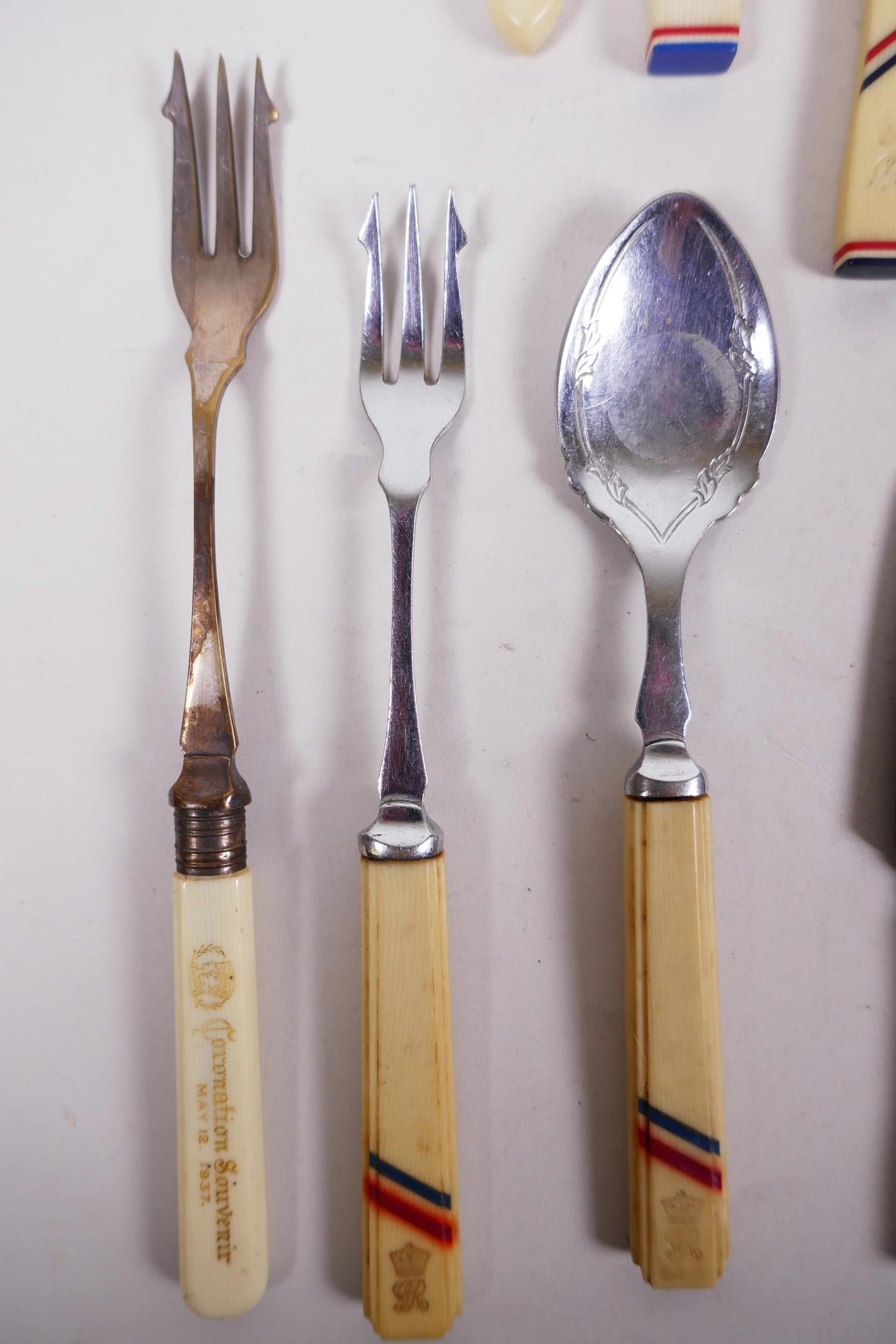 A variety of souvenir coronation 1937 cream Bakelite or bone handled butter and fruit knives - Image 6 of 7