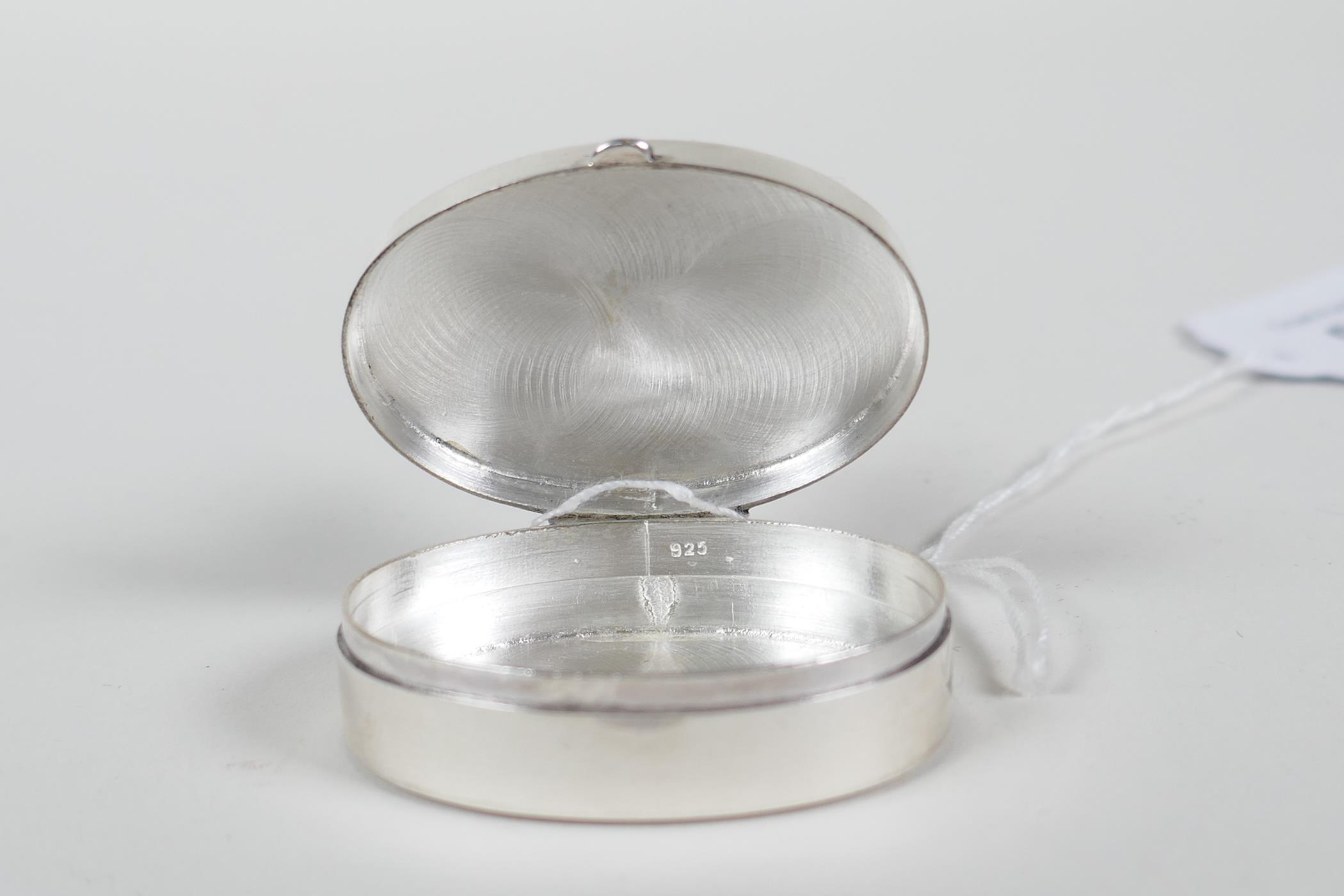 A 925 silver needle box with a teddy bear pincushion mount to the lid, 1½" wide, 1" high - Image 2 of 3