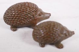 A pair of Japanese Jizai style figurines of hedgehogs, largest 2" long