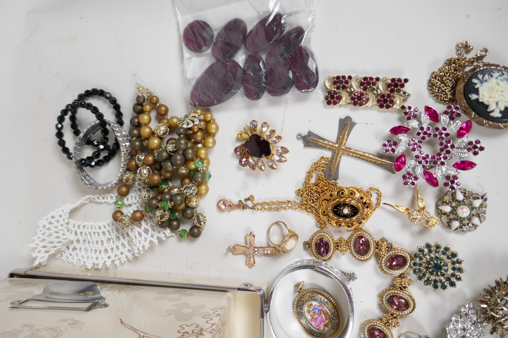 A box of good quality vintage costume jewellery - Image 7 of 7
