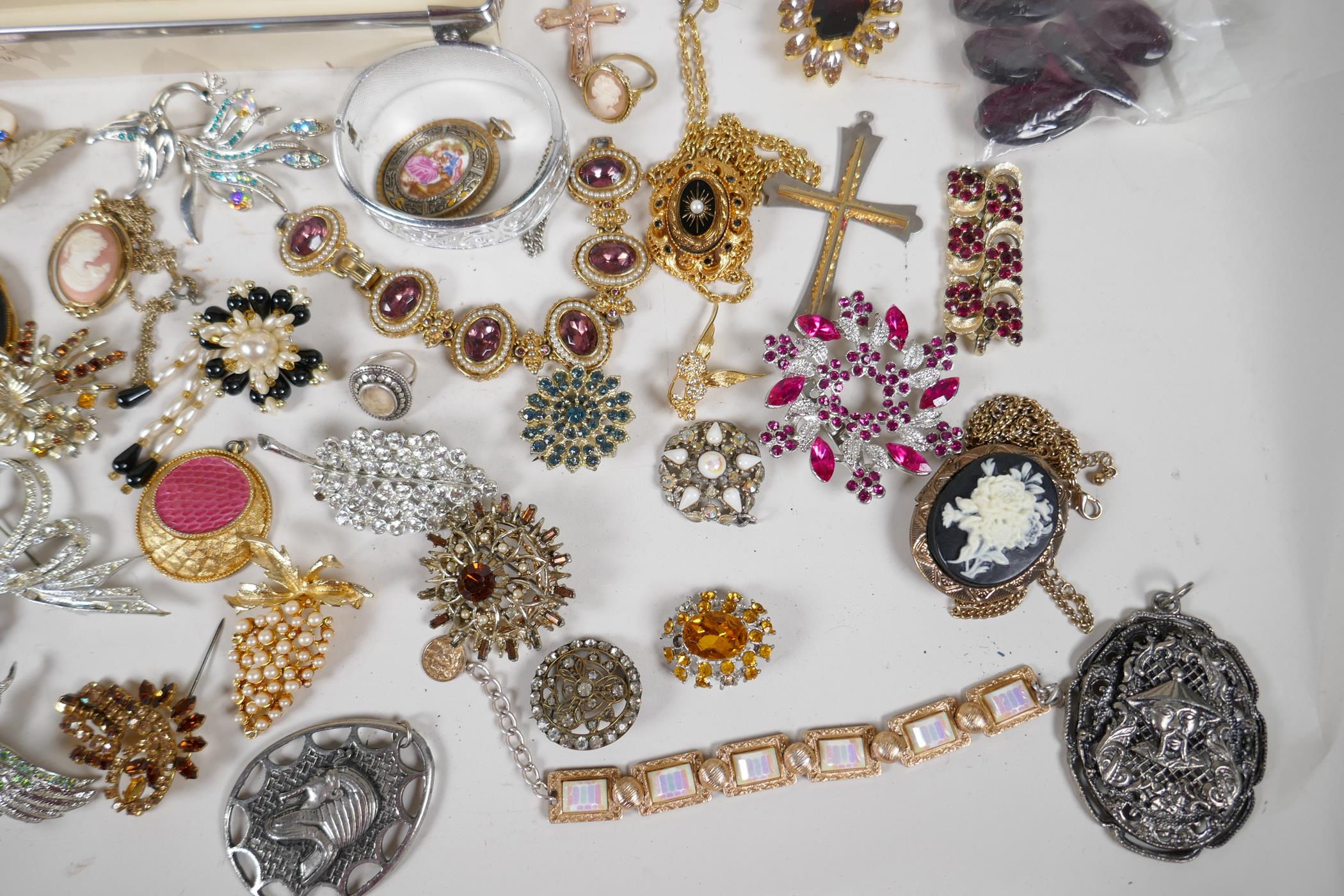 A box of good quality vintage costume jewellery - Image 6 of 7