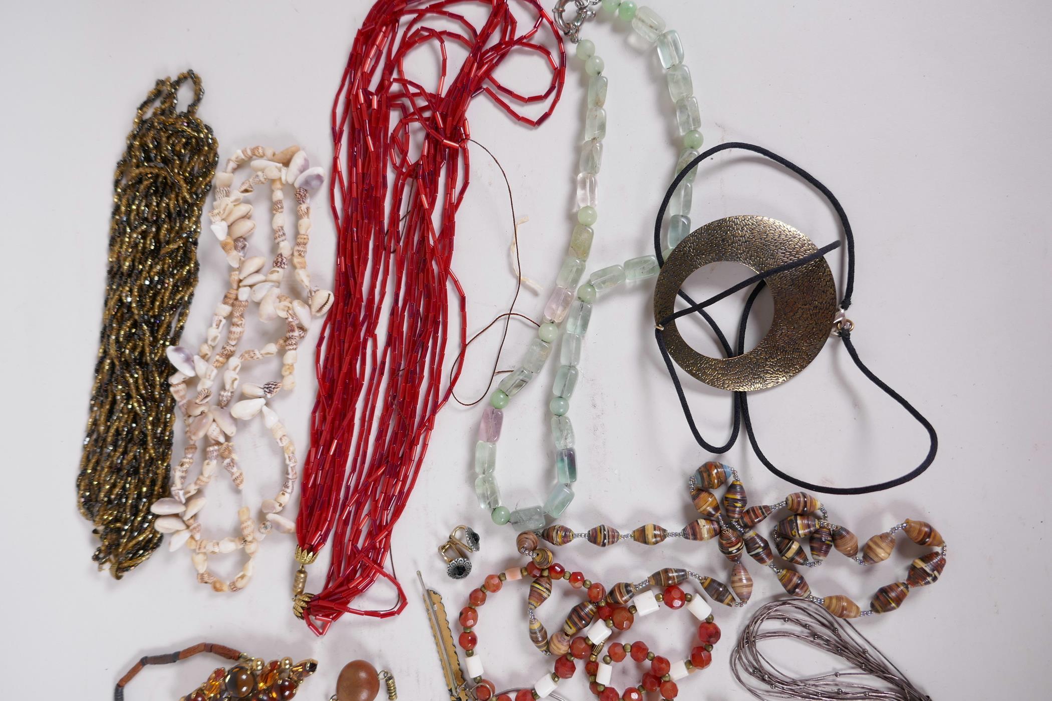 A small quantity of costume jewellery - Image 2 of 3