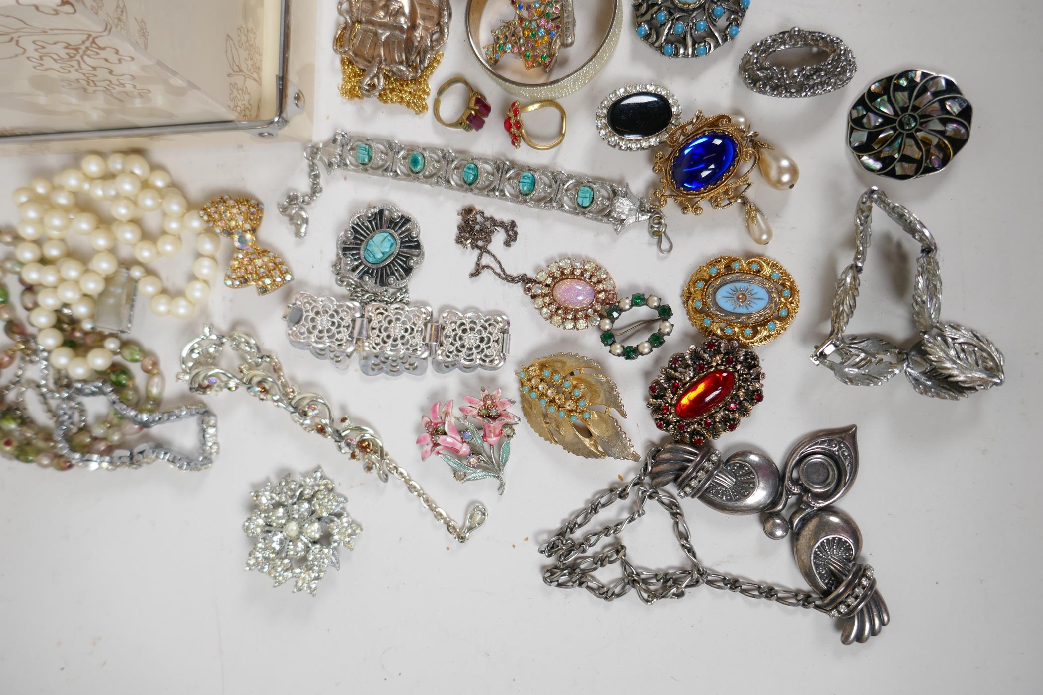 A box of good quality vintage costume jewellery - Image 3 of 7