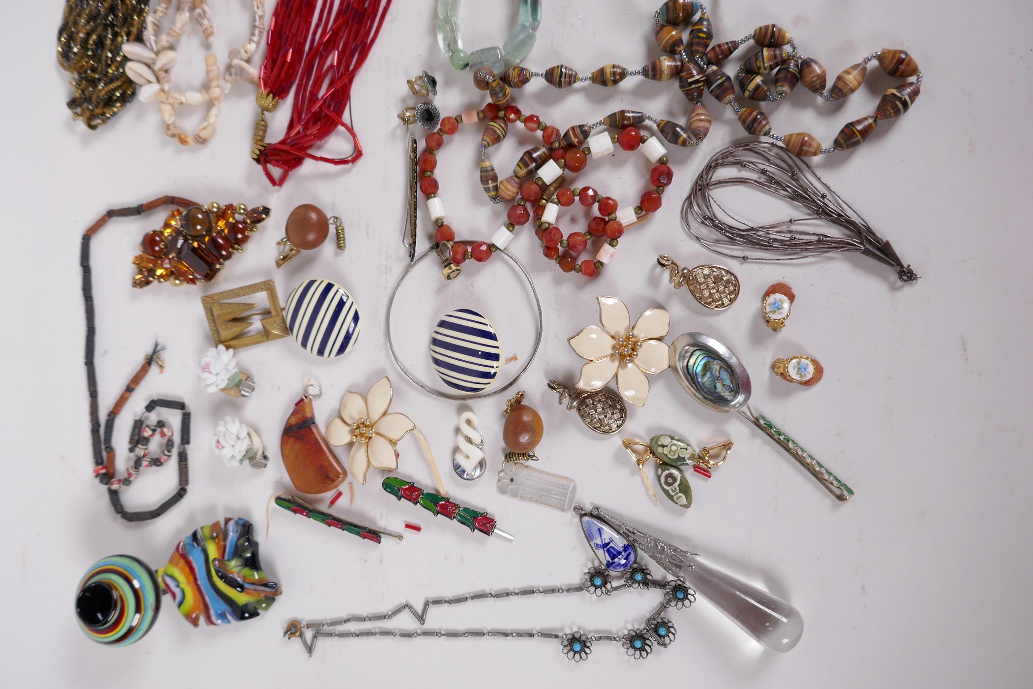 A small quantity of costume jewellery - Image 3 of 3