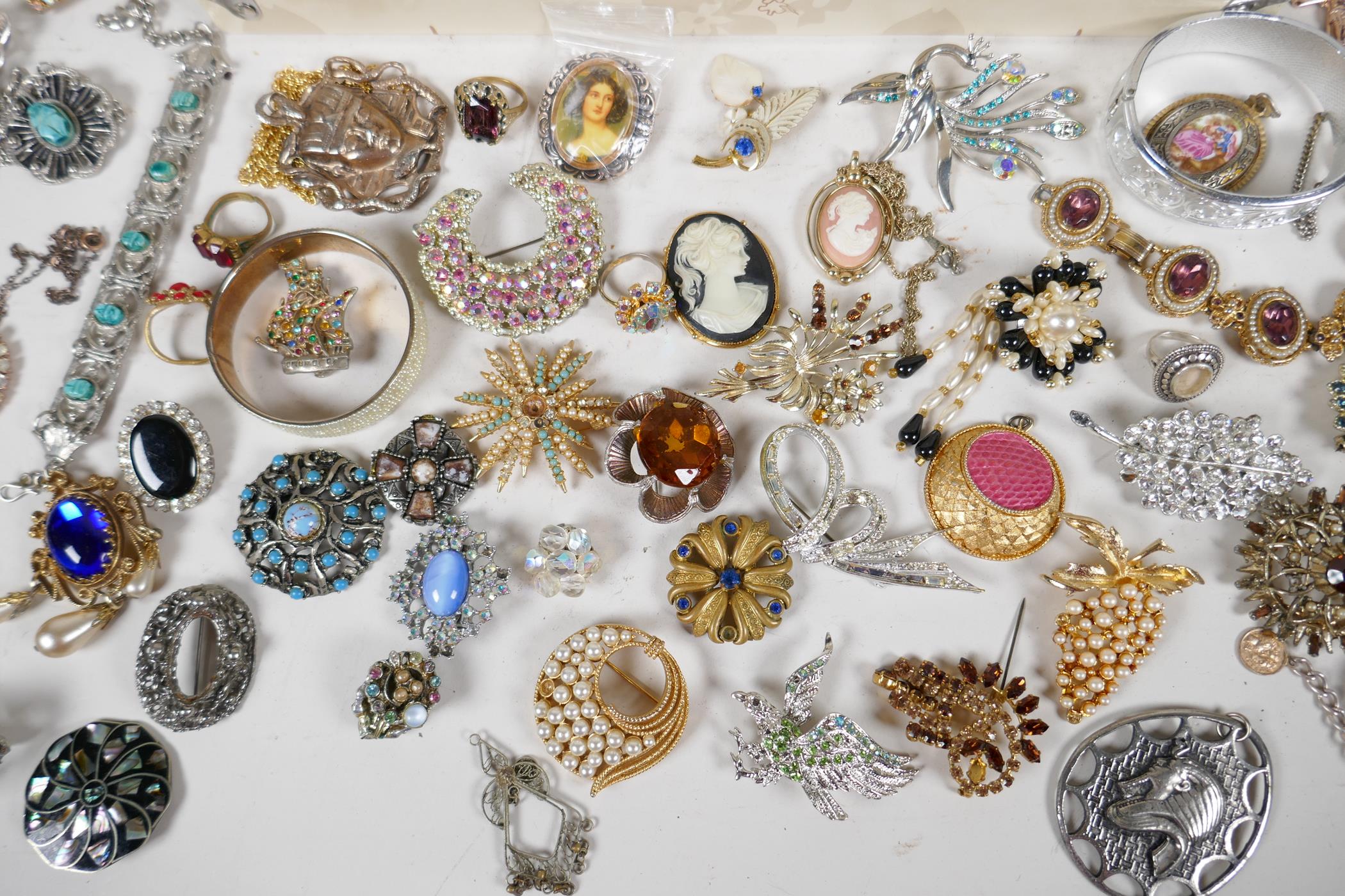 A box of good quality vintage costume jewellery - Image 5 of 7