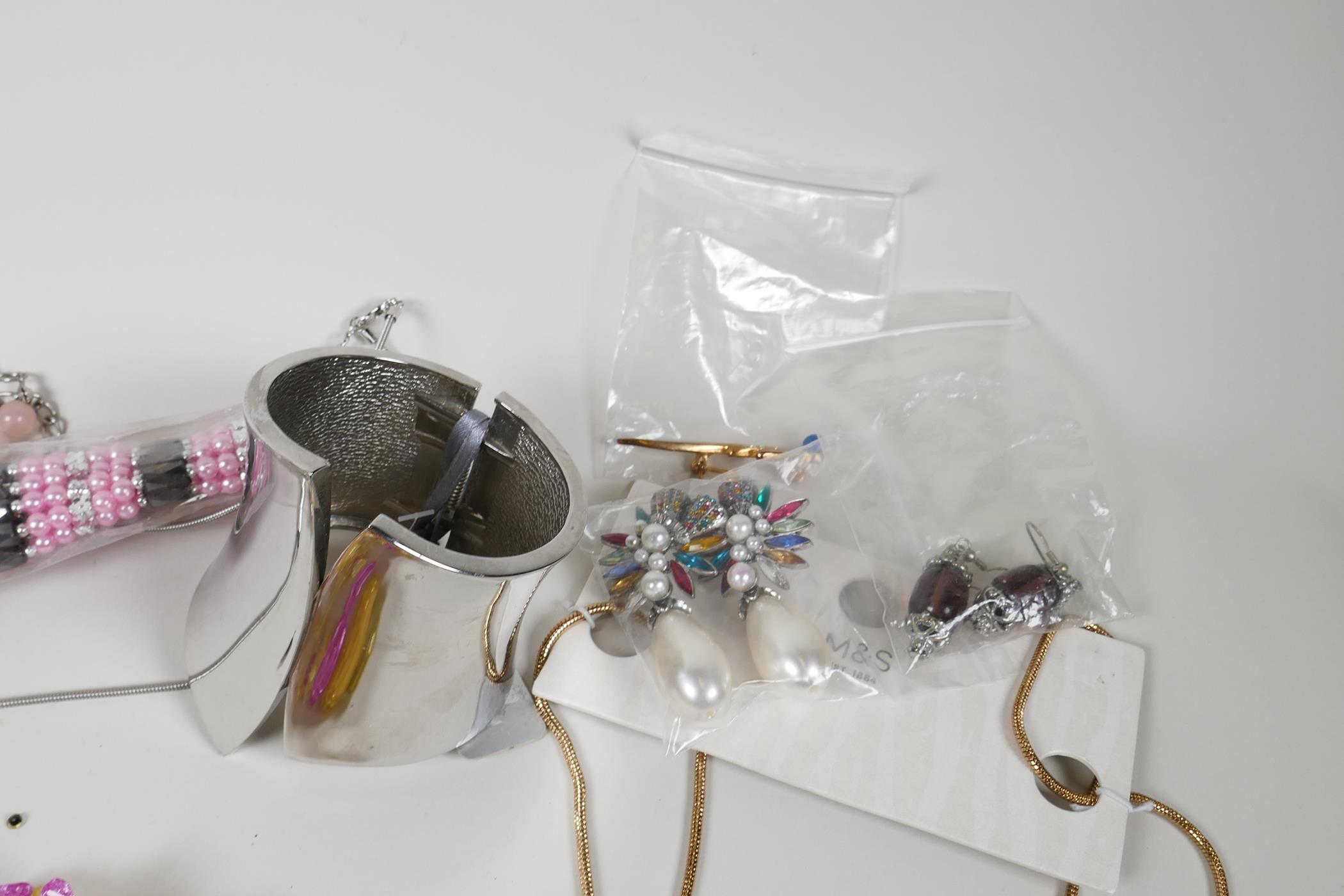 A quantity of costume jewellery including necklaces, bangles and rings - Image 3 of 6