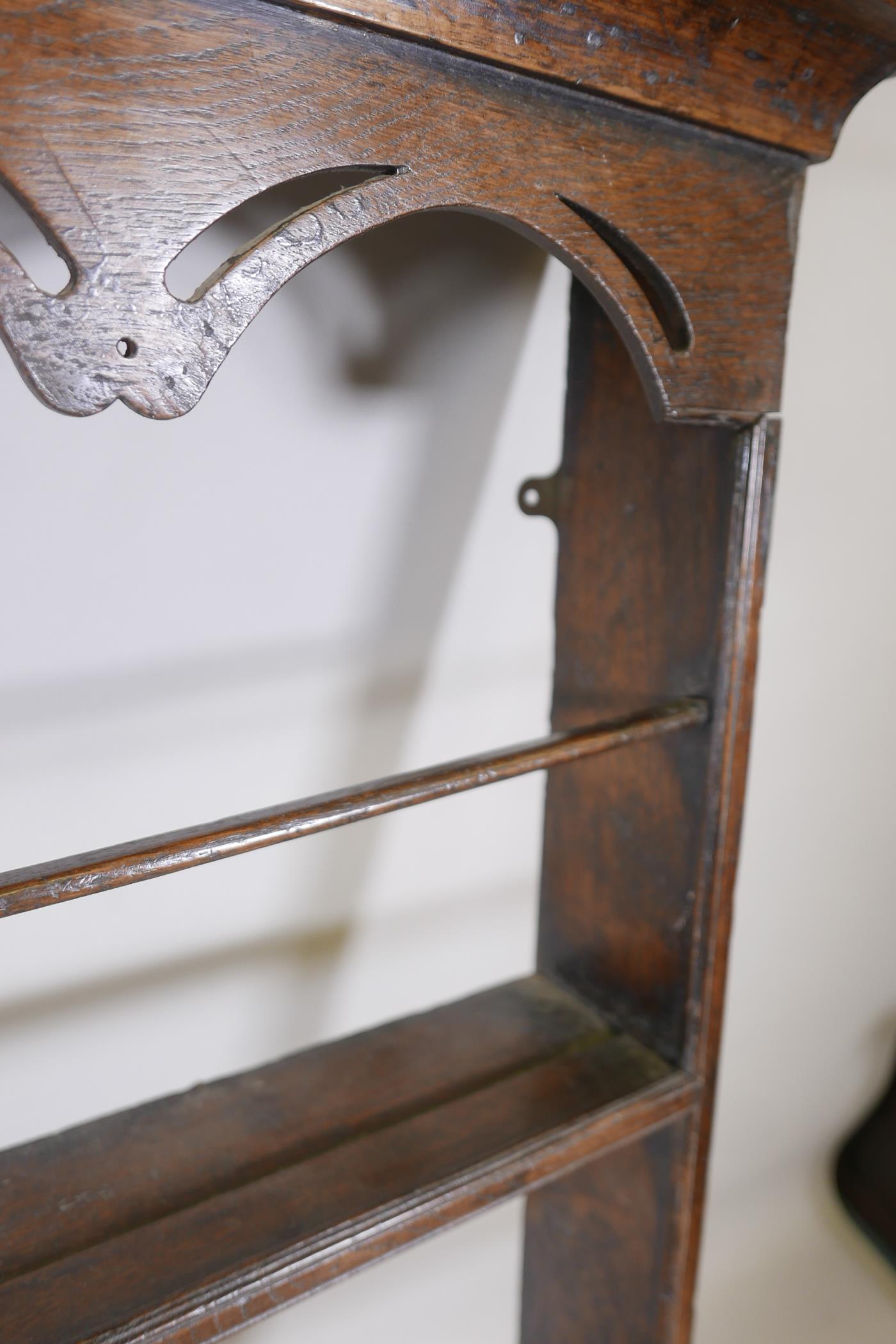A late C19th/early C20th elm hanging Delft rack, with pierced and shaped frieze and three shelves, - Image 4 of 4