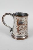 A C18th Sheffield plate half pint tankard with wooden base, 4" high