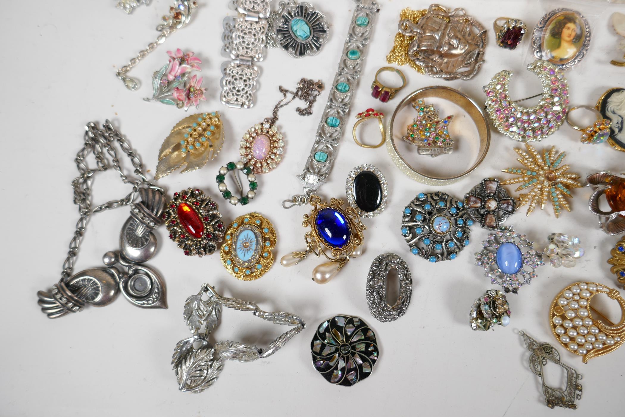A box of good quality vintage costume jewellery - Image 4 of 7