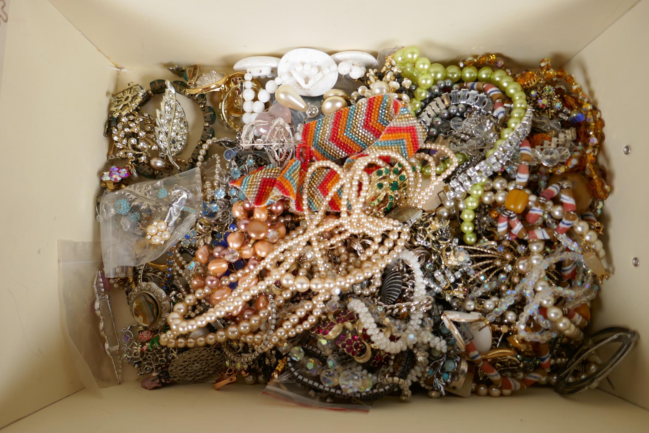 A box of good quality vintage costume jewellery - Image 2 of 7