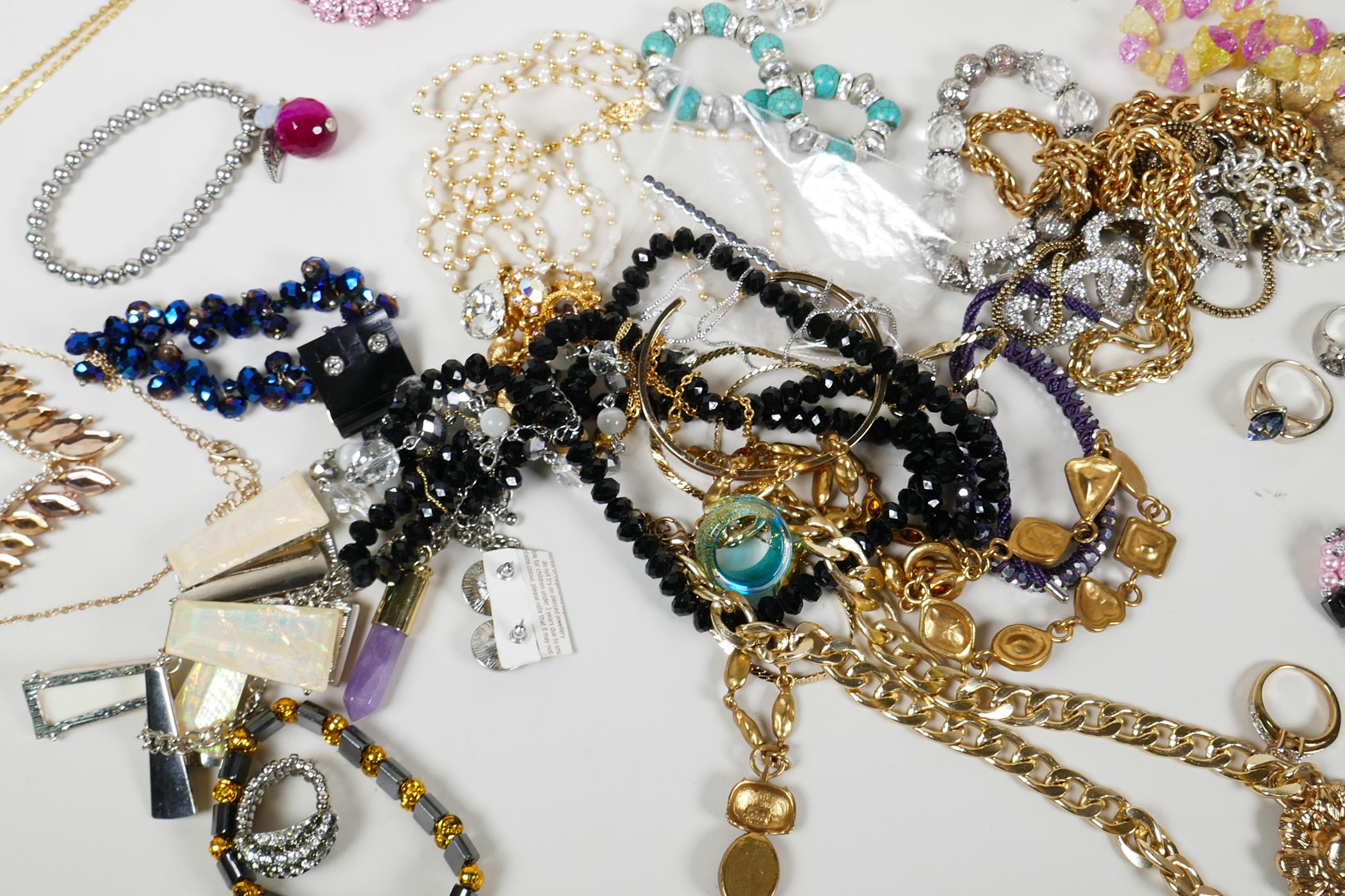 A quantity of costume jewellery including necklaces, bangles and rings - Image 4 of 6