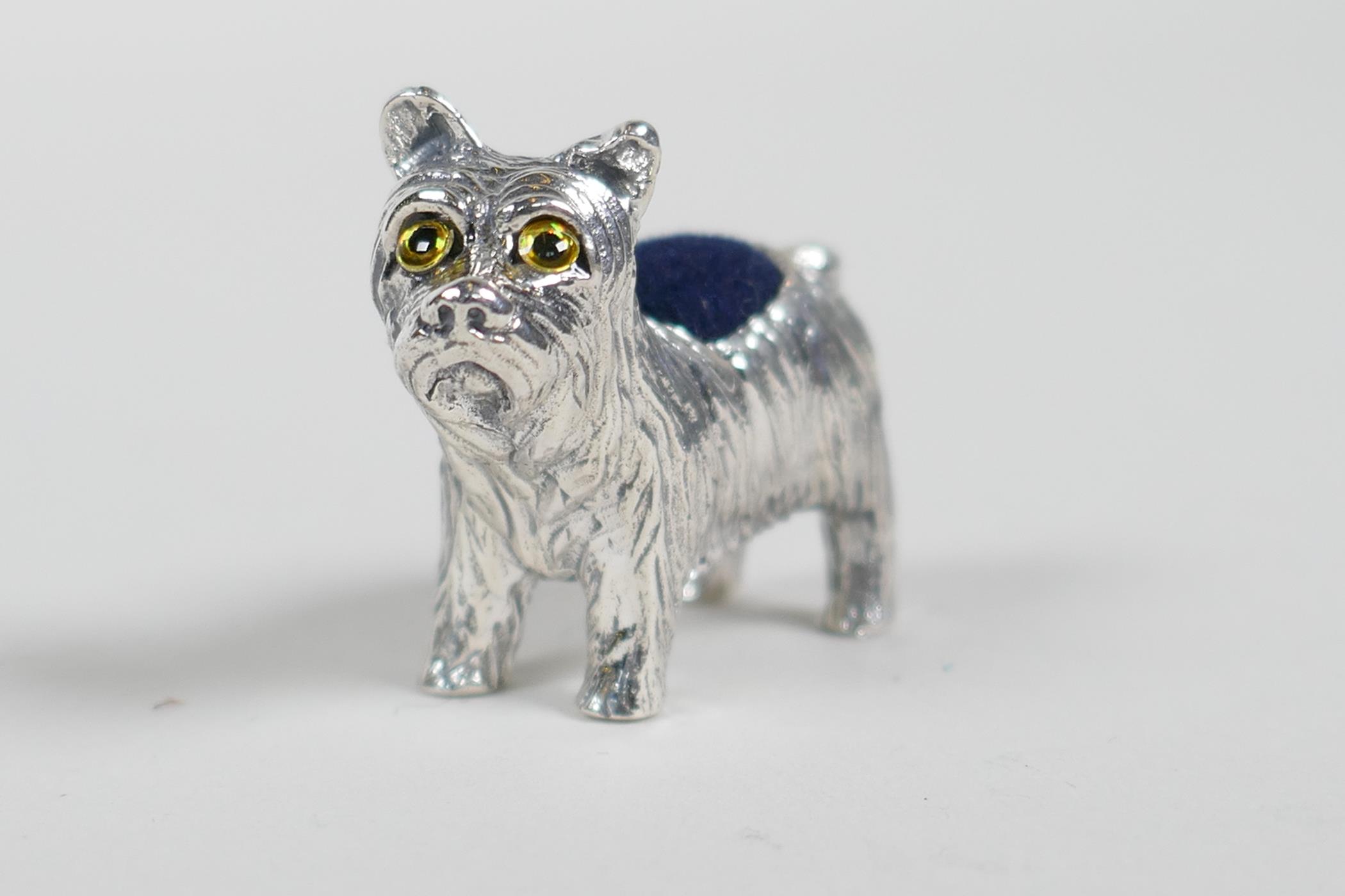 A sterling silver pincushion in the form of a dog, 1" long - Image 2 of 2