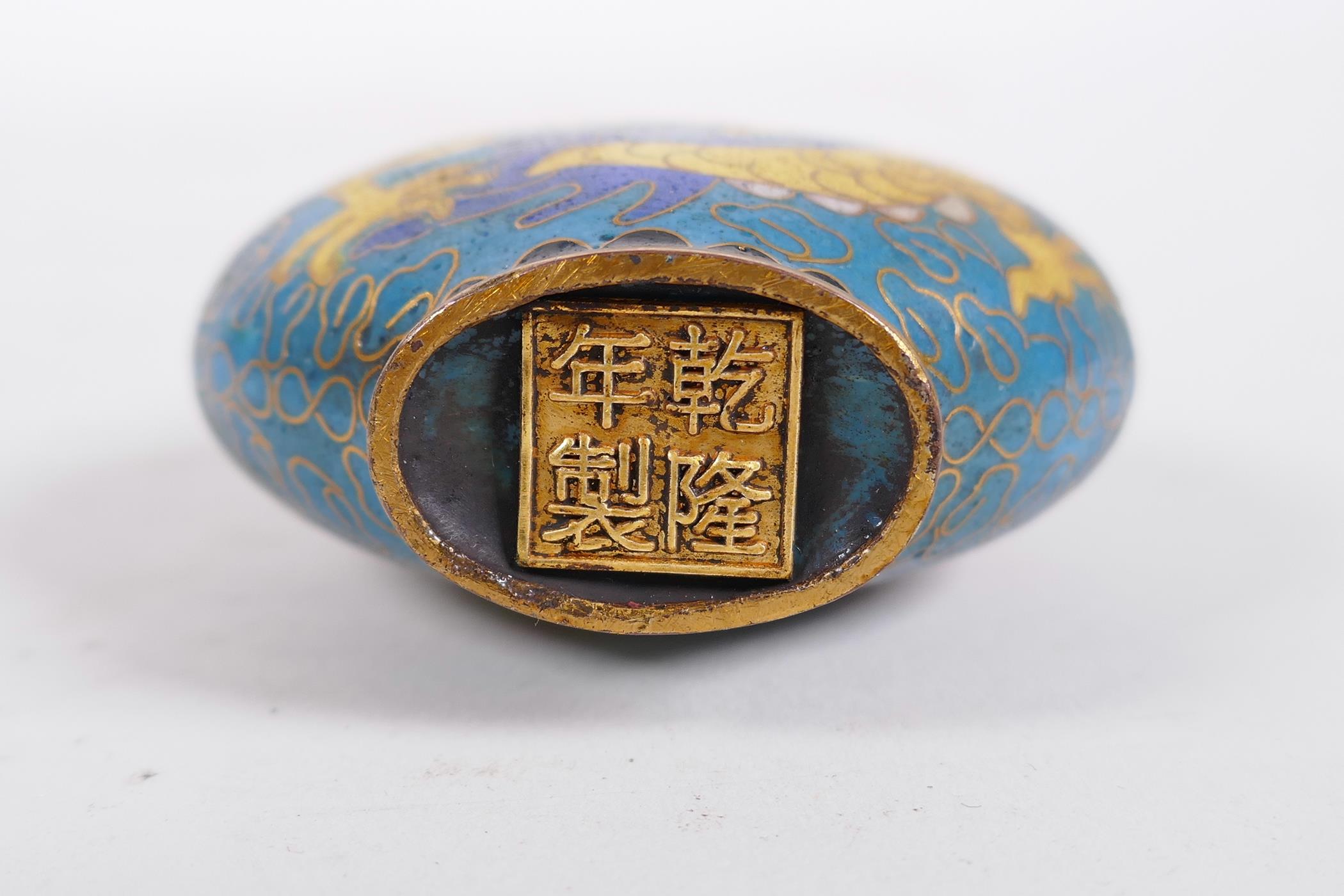 A Chinese cloisonne snuff bottle decorated with a dragon and phoenix in flight, 4 character mark - Image 3 of 3