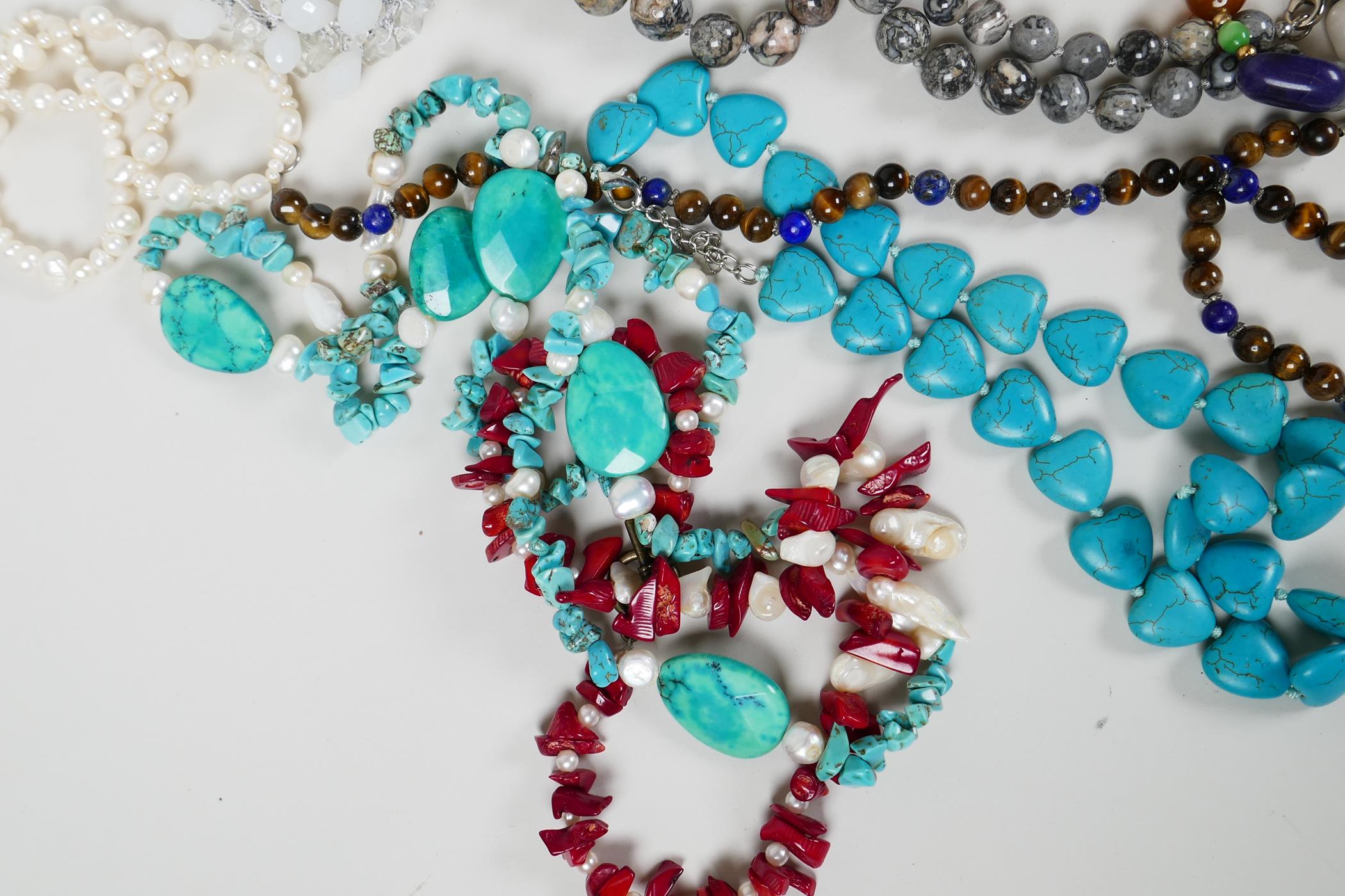 A quantity of gemstone and pearl necklaces - Image 2 of 5